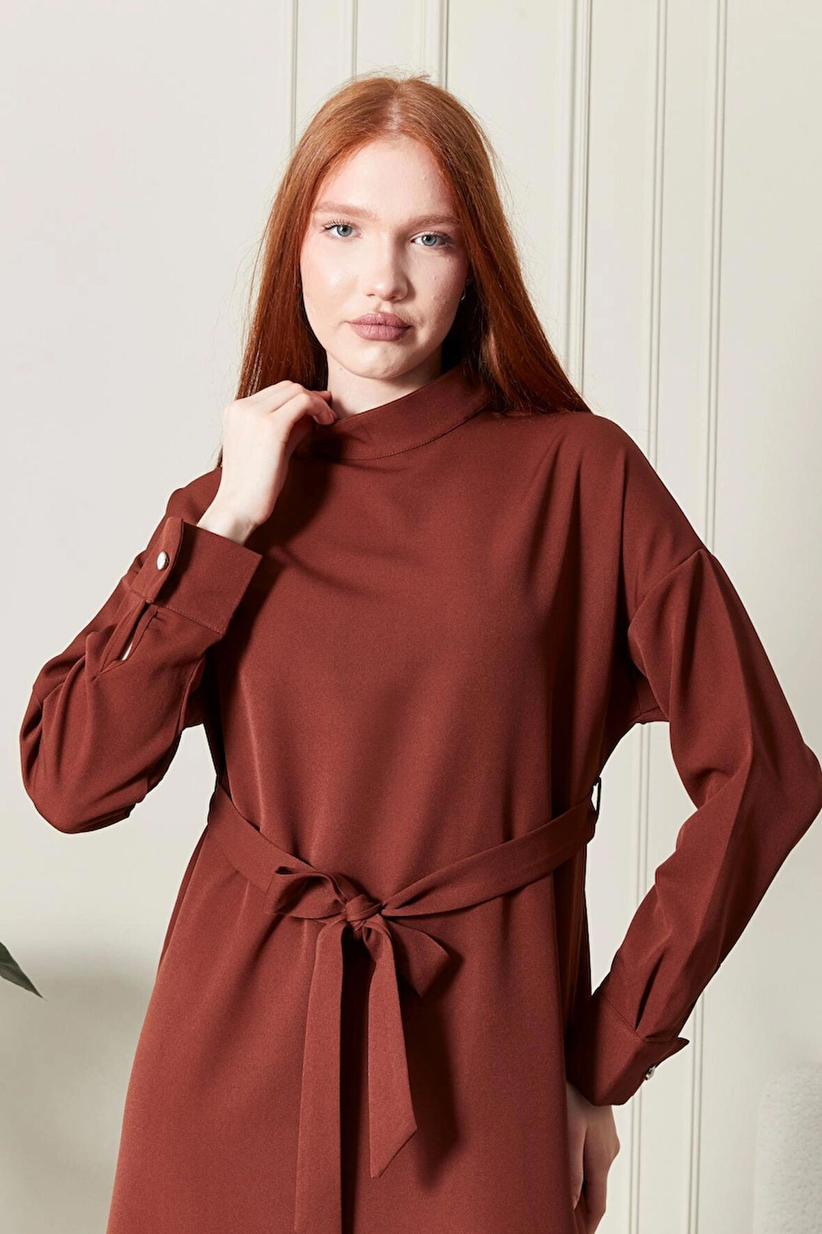 Kadın Dik Yaka Kuşak Detaylı Kahverengi Dokuma Elbise