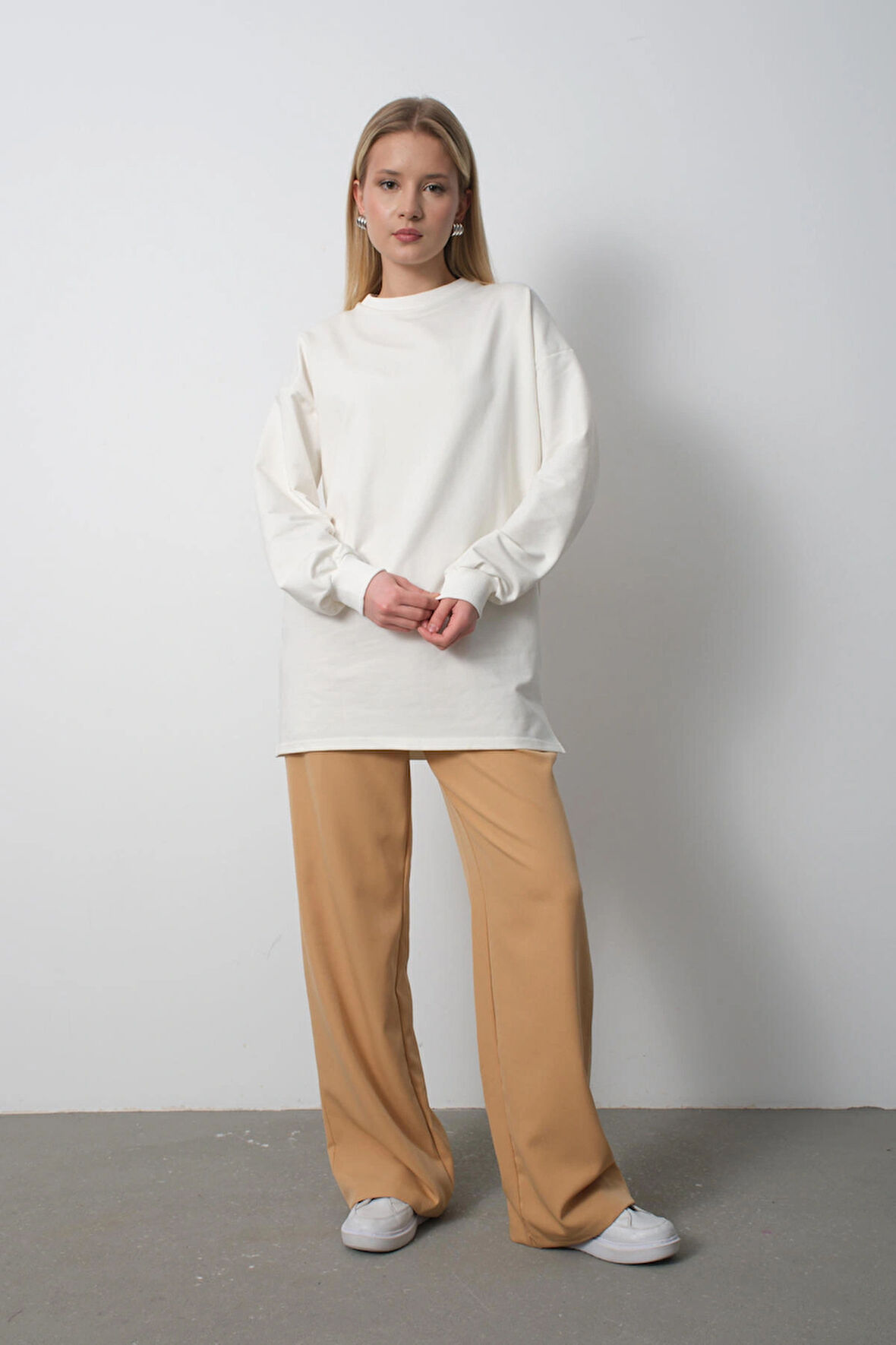 Kadın Ekru Bisiklet Yaka Yırtmaç Detaylı Balon Kol Sweatshirt