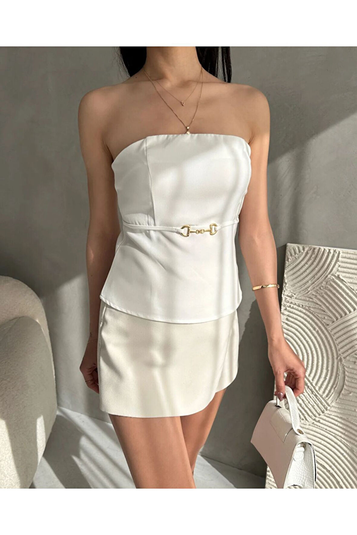 Straplez Beli Toka Detaylı Crep Bluz