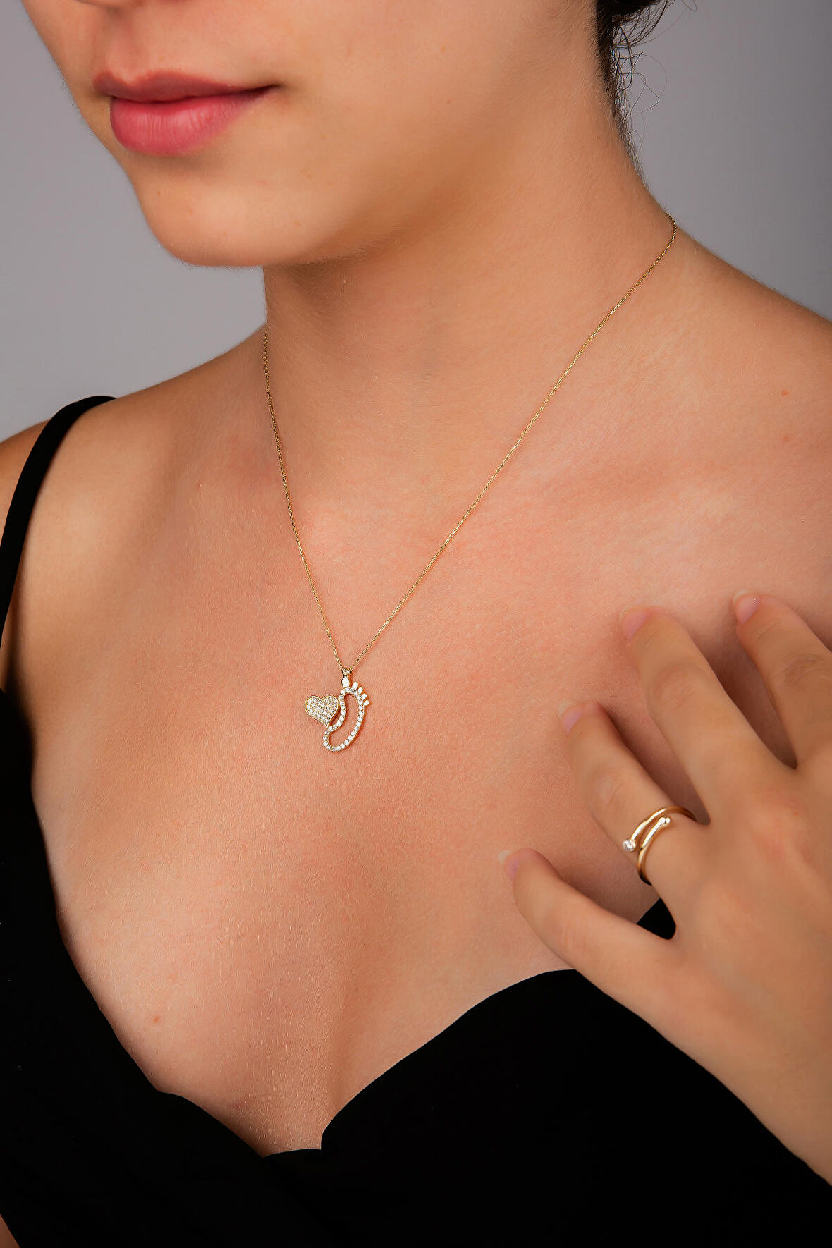 Kalpli Ayak İzi Kolye