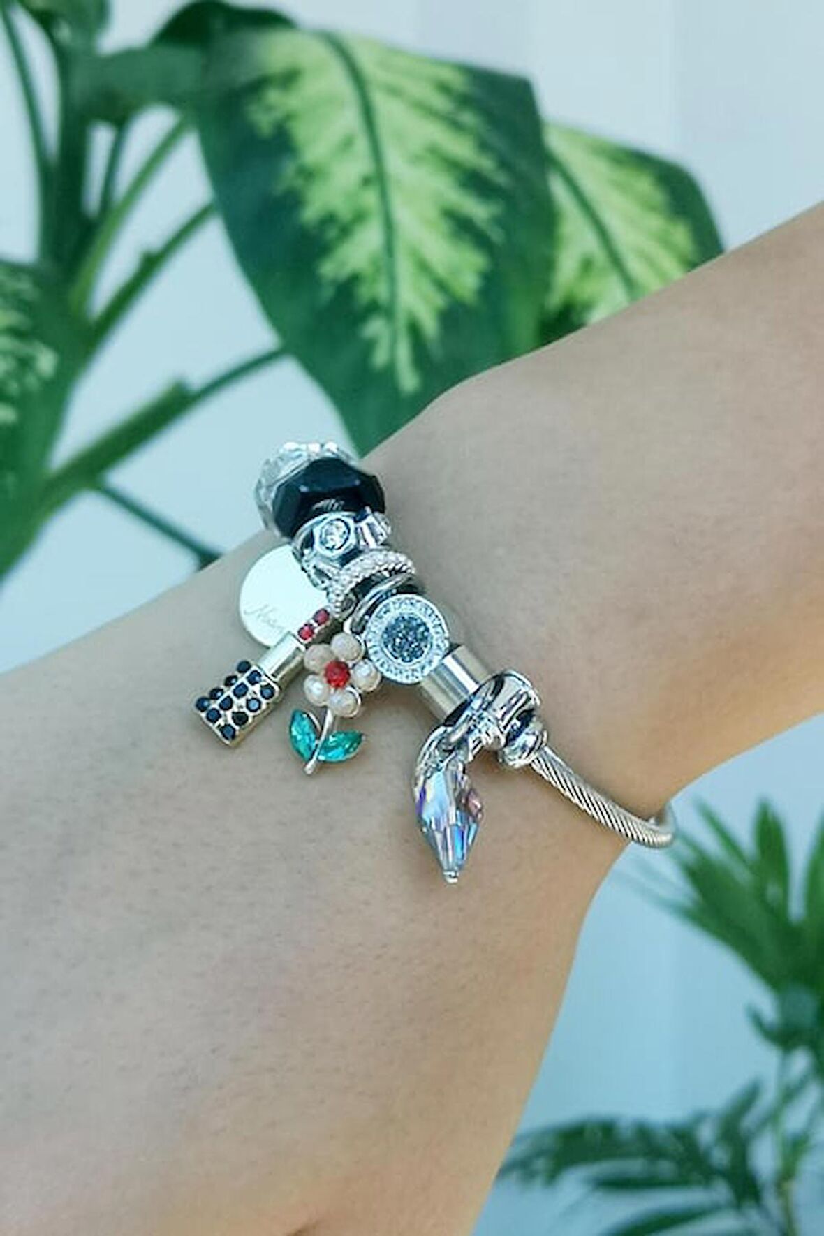 Siyah Renk Çiçek Charmlı Çelik Bileklik