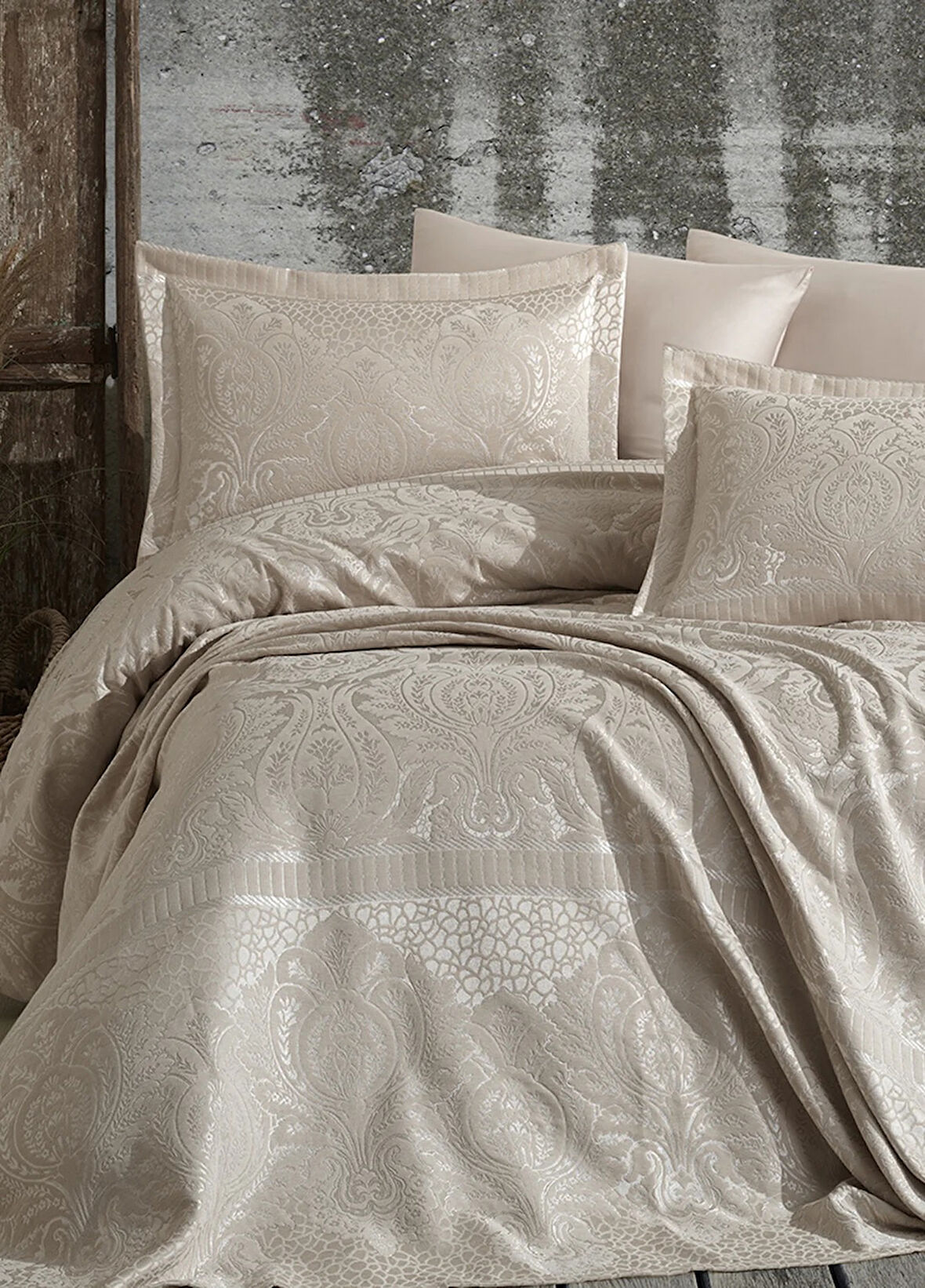 Dantela Hazel Şönilli Jakarlı Yatak Örtüsü - Bej