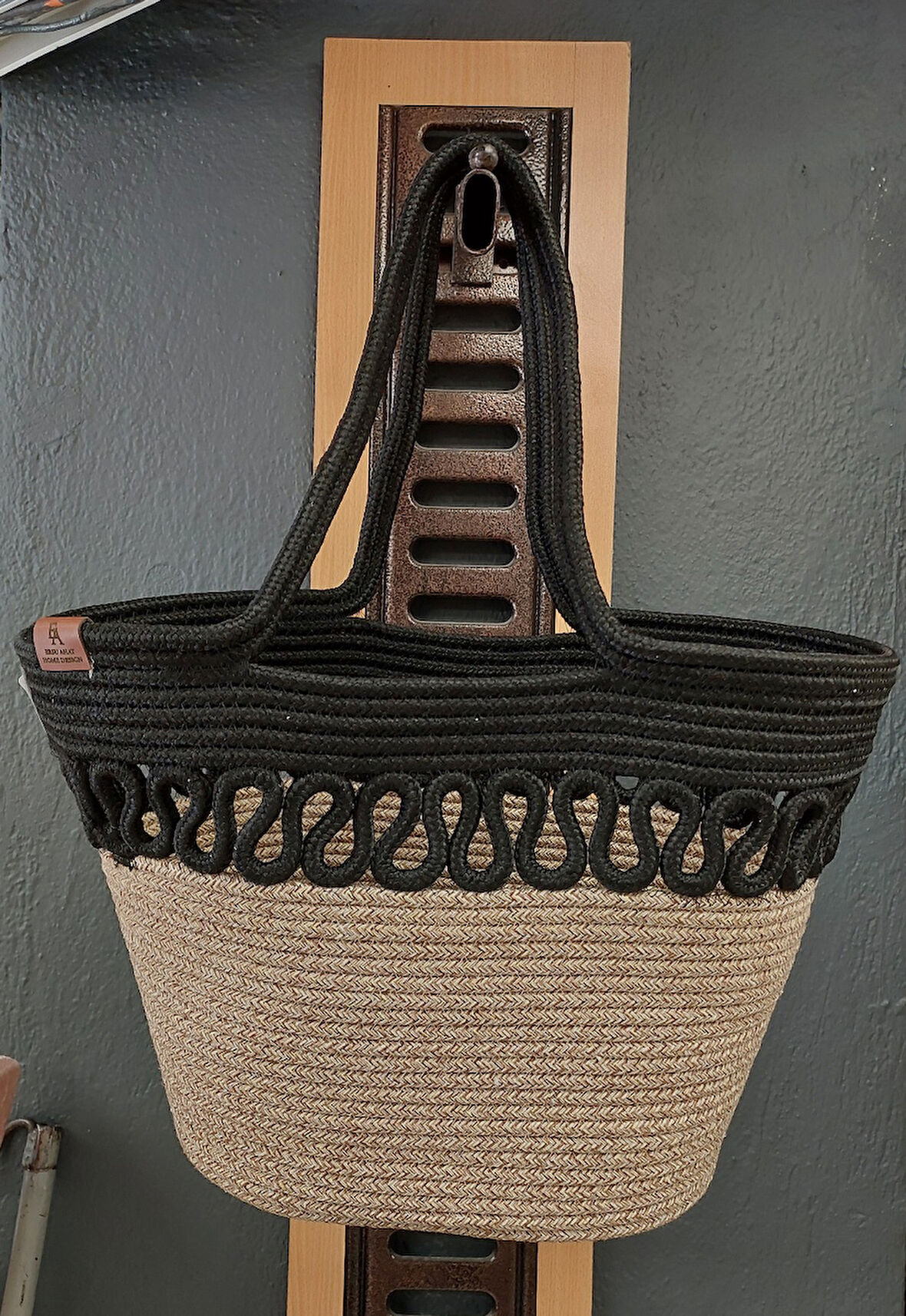 Doğal Hasır Jüt El Örmesi Günlük Kullanım ve Plaj İçin Uygun Kadın Çanta-Bej Siyah Trikotlu