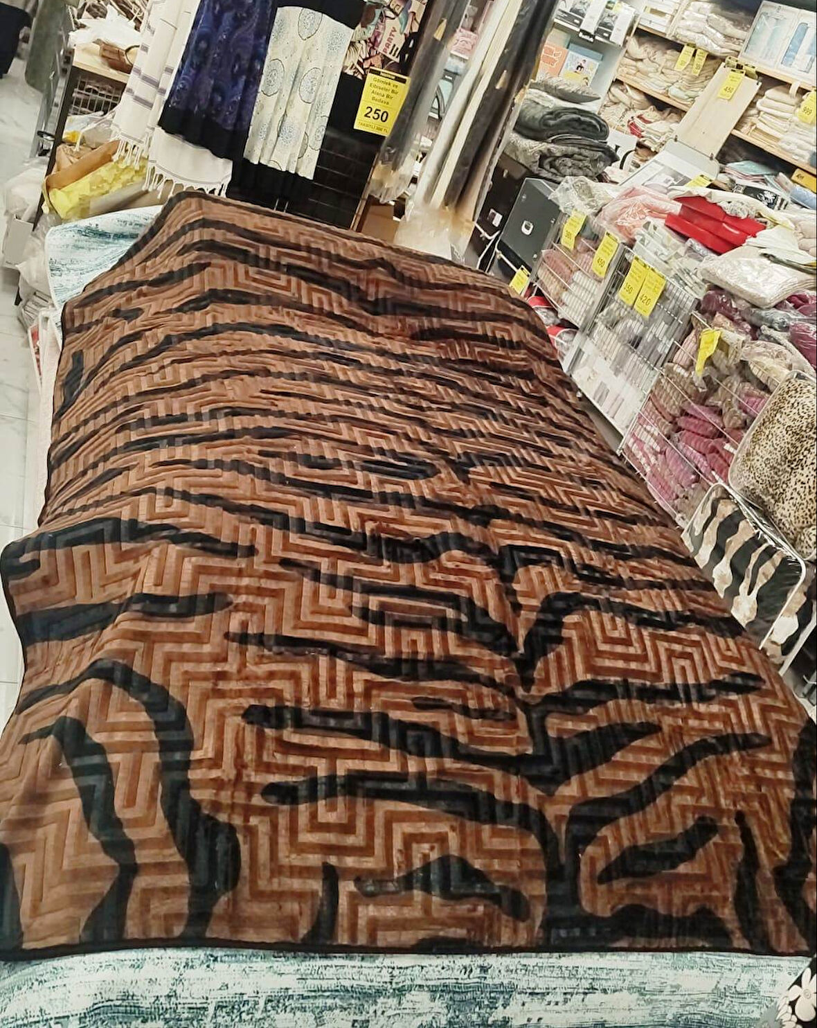 Aksu Safari Çift Kişilik Ultra Yumuşak Embos Vizon Battaniye (200x240)-Leopar Koyu Kahve Siyah