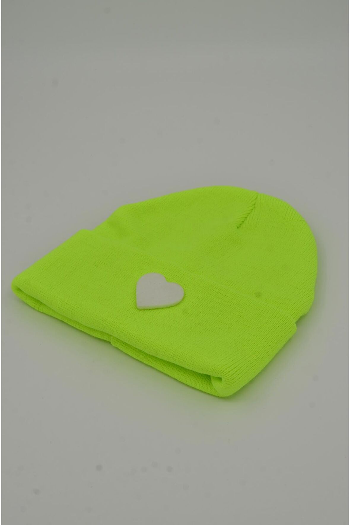 Mottomia Yılbaşı Özel Koleksiyonu Beyaz Kalp Figürlü Neon Sarı Renk Unisex Erkek/Kadın Bere