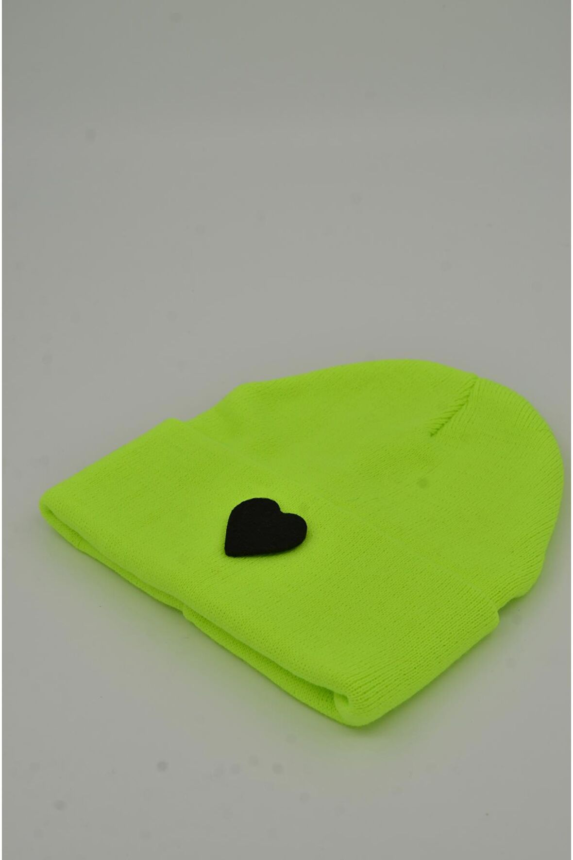 Mottomia Yılbaşı Özel Koleksiyonu Siyah Kalp Figürlü Neon Sarı Renk Unisex Erkek/Kadın Bere