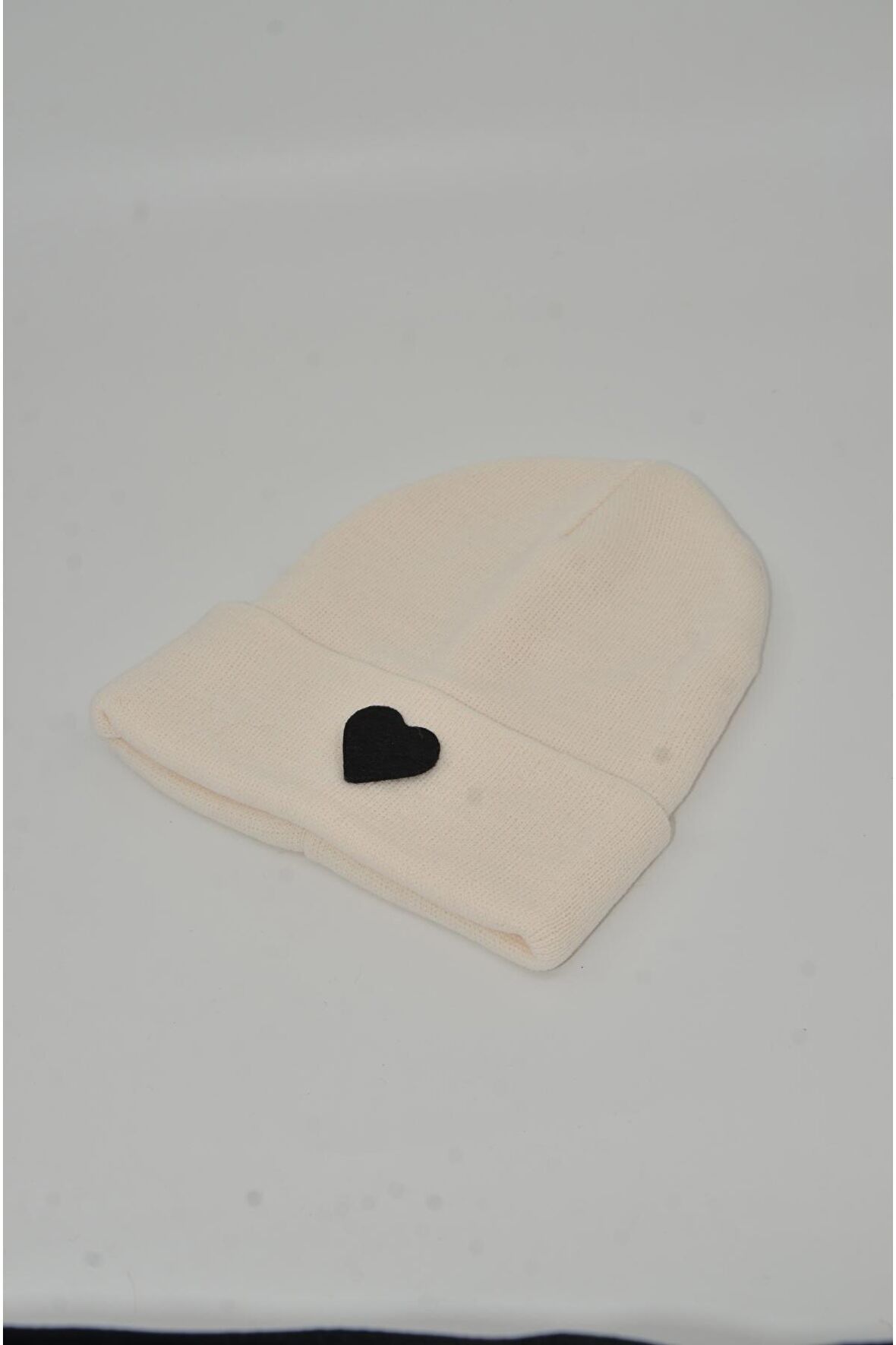 Mottomia Yılbaşı Özel Koleksiyonu Siyah Kalp Figürlü Krem/Beyaz Renk Unisex Erkek/Kadın Bere