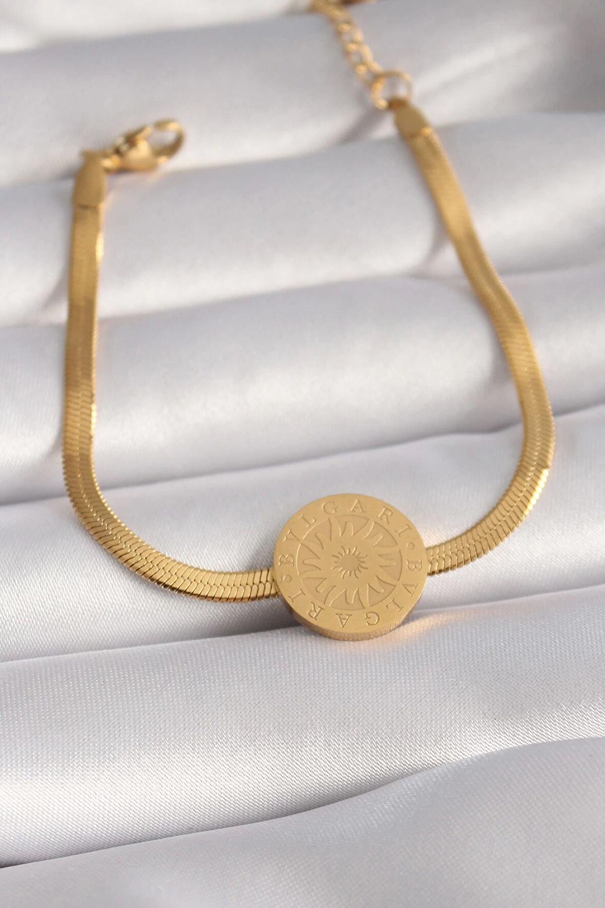 MuI MuI 316L Çelik Gold Renk İtalyan Zincir Model İşlemeli Madalyon Figür Kadın Bileklik