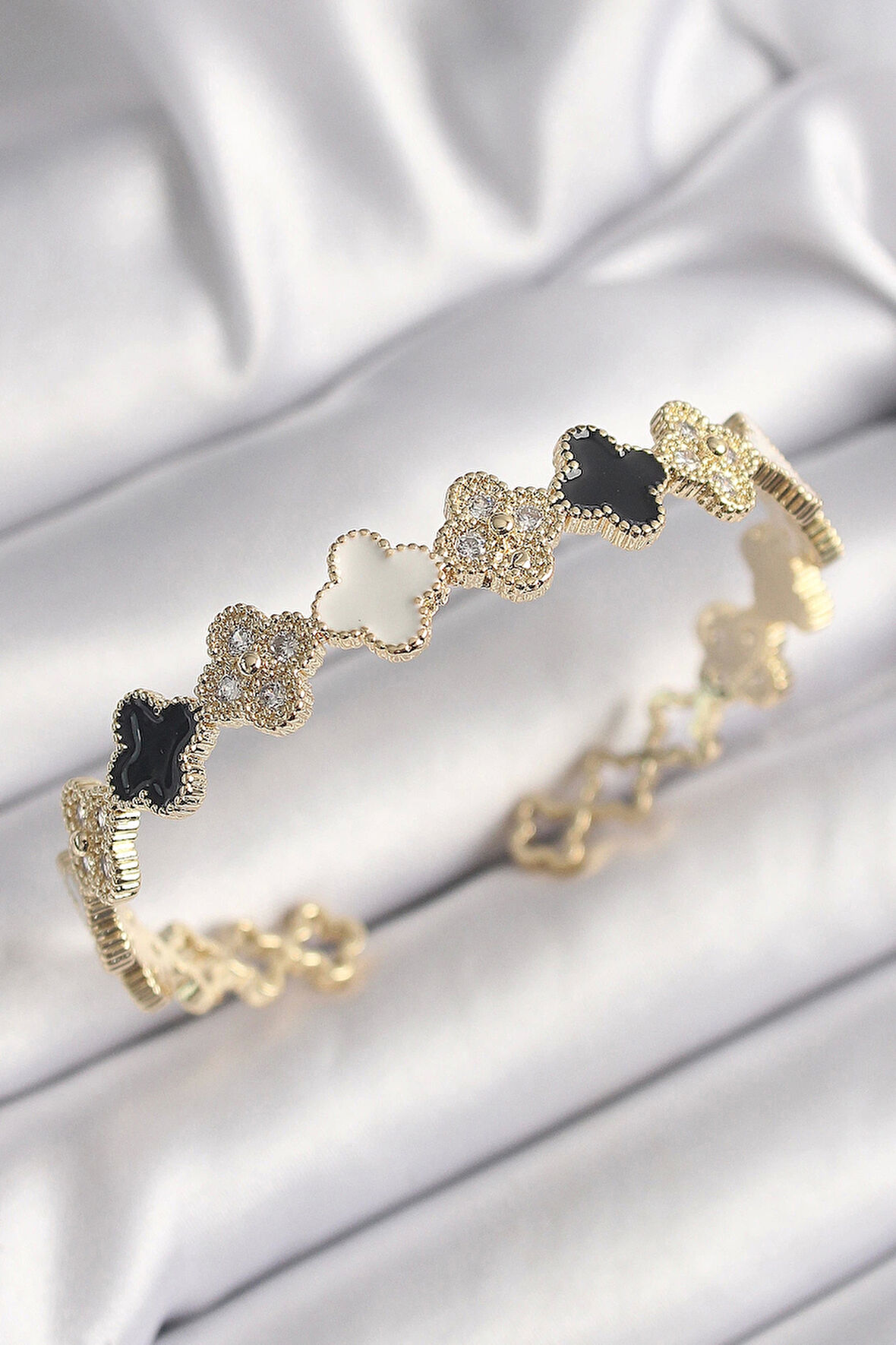 MuI MuI Pirinç Gold Renk Siyah Beyaz Yonca Model Zirkon Taş Detaylı Kadın Bileklik