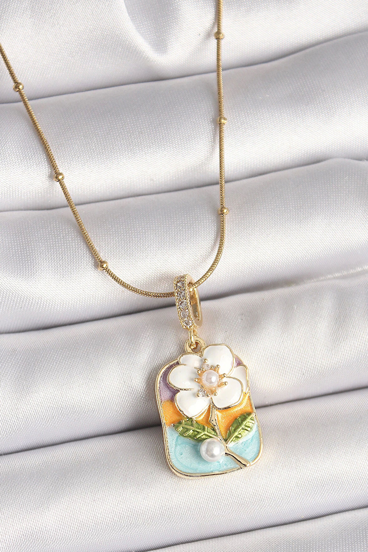MuI MuI 316L Çelik Gold Renk Topçuk Zincir Renkli Beyaz Çiçek Portre Model İnci Detay Kadın Kolye