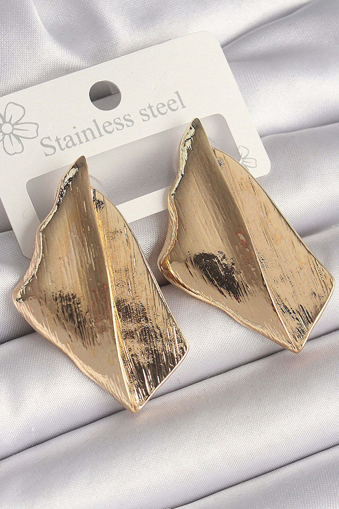 MuI MuI Pirinç Gold Renk İşlemeli Kare Plaka Model Kadın Küpe