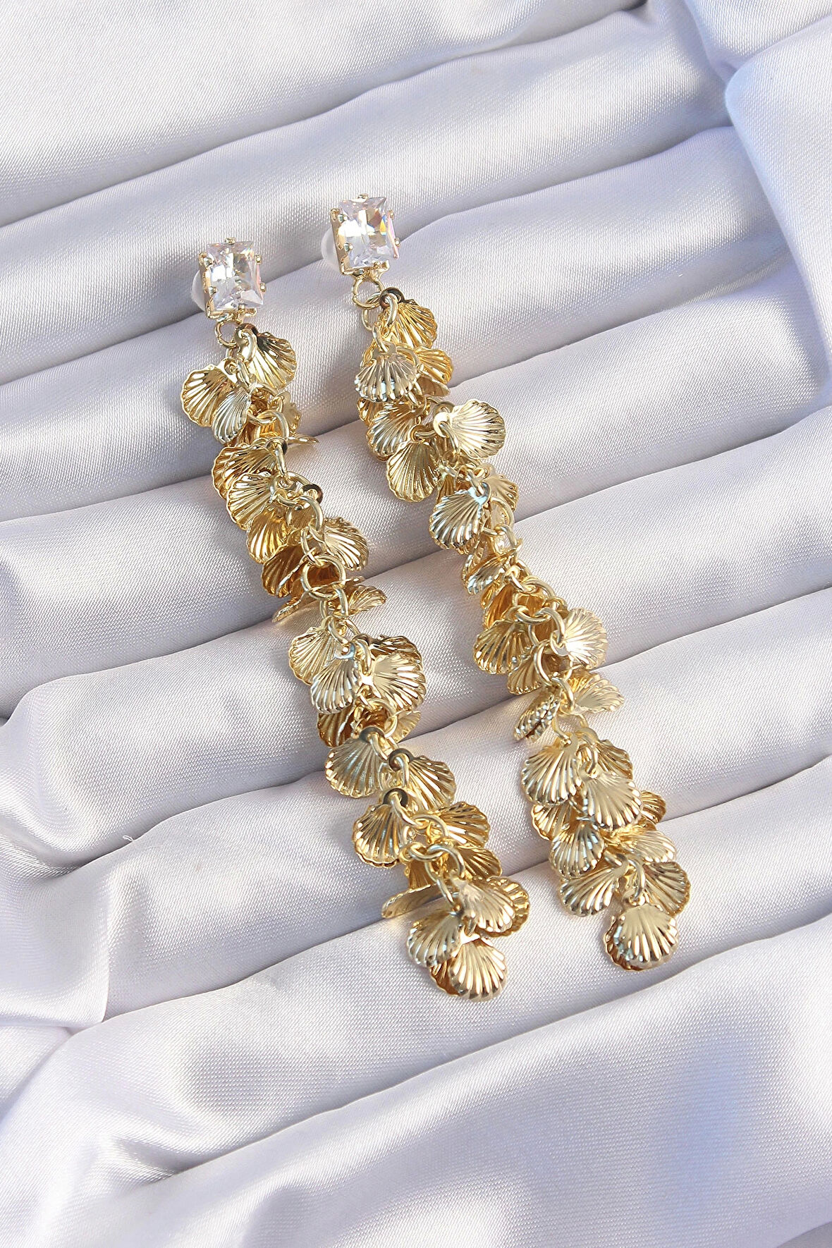 MuI MuI Pirinç Gold Renk Zirkon Taşlı Minimal Deniz Kabuklu Sallantılı Küpe