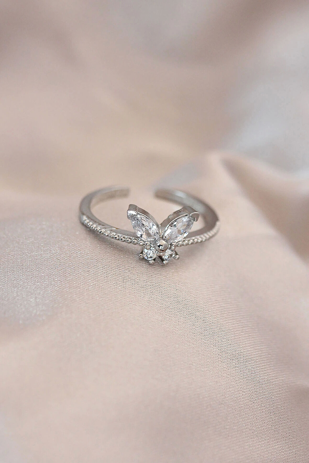 MuI MuI Ayarlamalı Gümüş Renk Metal Zirkon Taş ve Kristal Taşlı Kelebek Model Yüzük