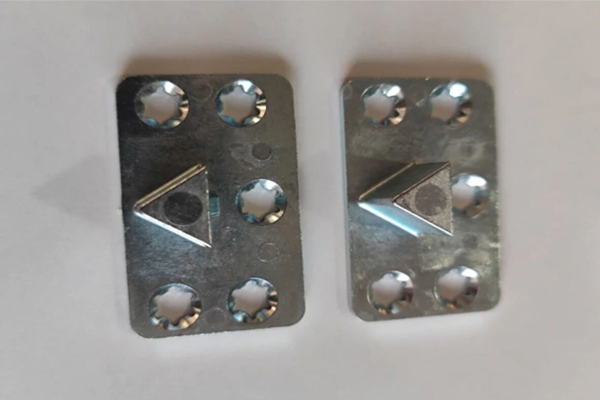 Metal Köşe Koltuk Birleştirici Aparatı Kapalı Yay Karşılığı 2 adet ( Sadece Takılan Kısım - Dişi)