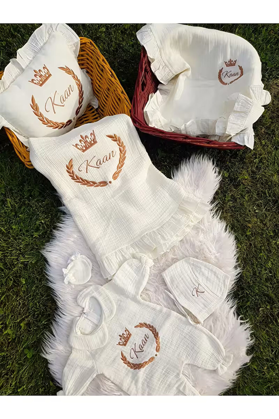 İsim Nakışlı Müslin Bebek Tulumu, Şapka, Eldiven, Battaniye, Yastık, Puset Örtüsü - 6 Parça Set