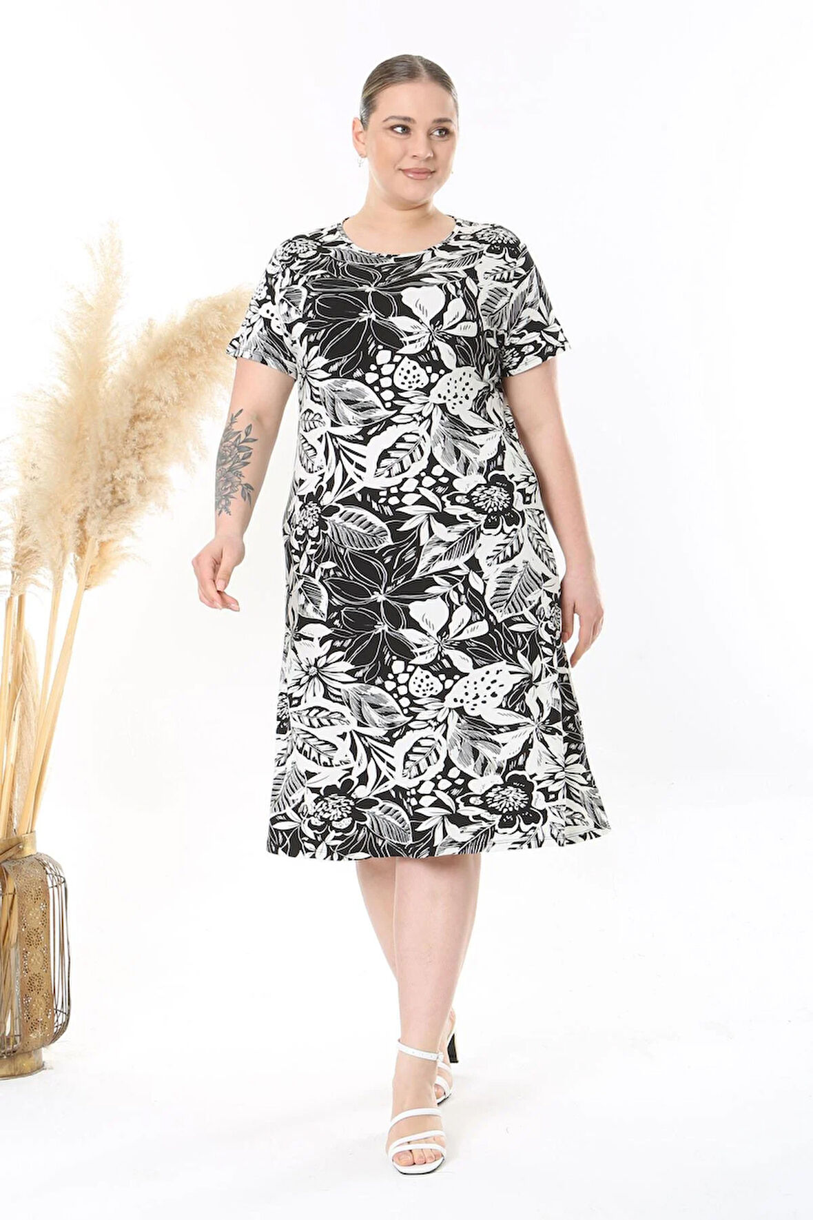 Kadın Siyah Beyaz Tropikal Desen Midi Elbise