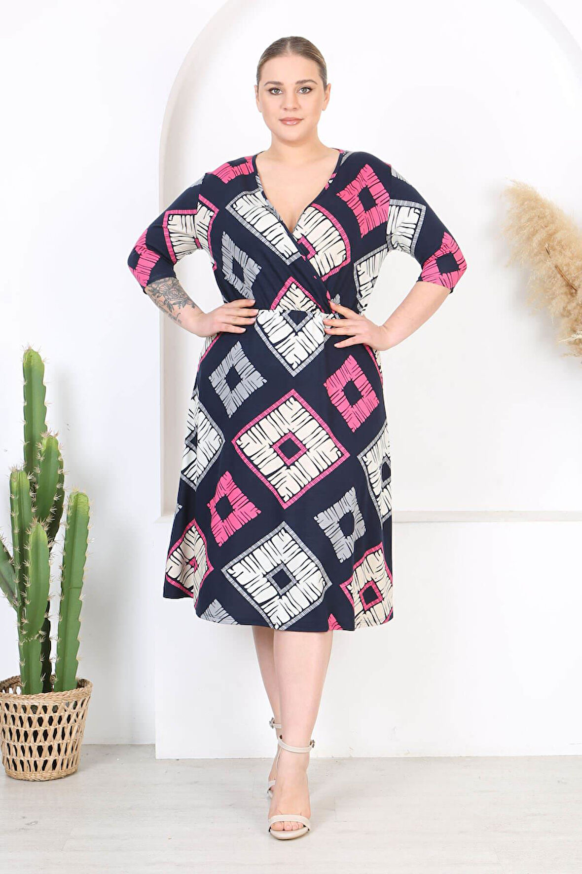 Kadın Lacivert Pembe Geometrik Desen Kruvaze Yaka Esnek Bel Büyük Beden Elbise