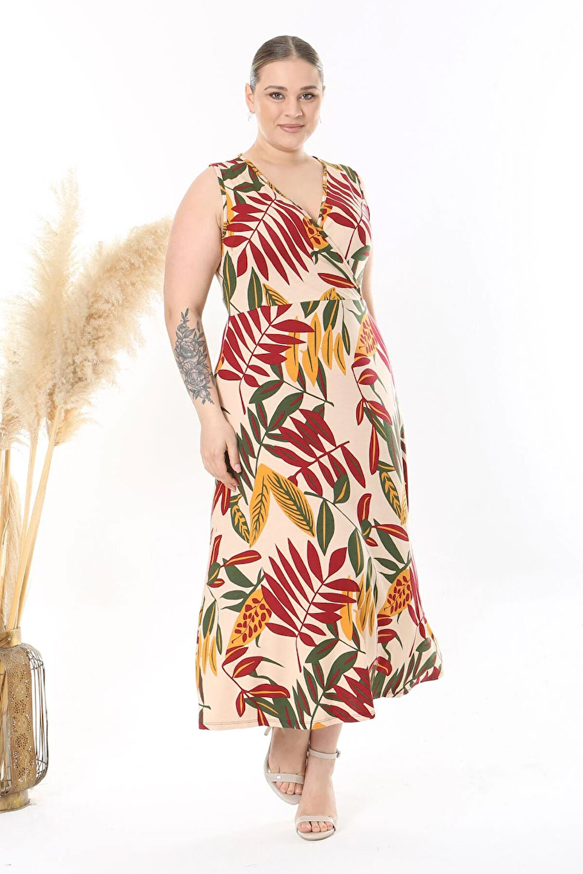 Kadın Bej Bordo Floral Desen Kolsuz Kruvaze Yaka Büyük Beden Maxi Elbise