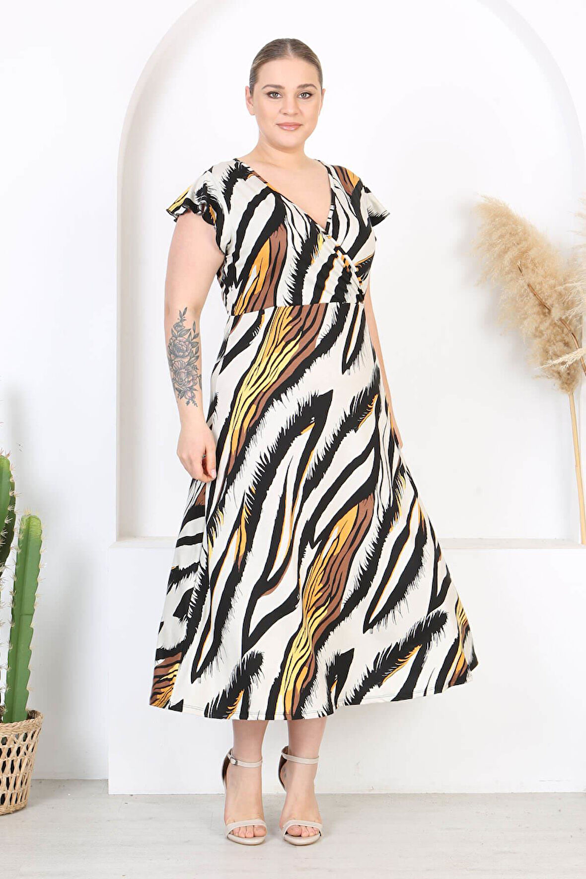 Kadın Siyah Beyaz Zebra Desen Fırfır Kol Kruvaze Yaka Büyük Beden Maxi Elbise