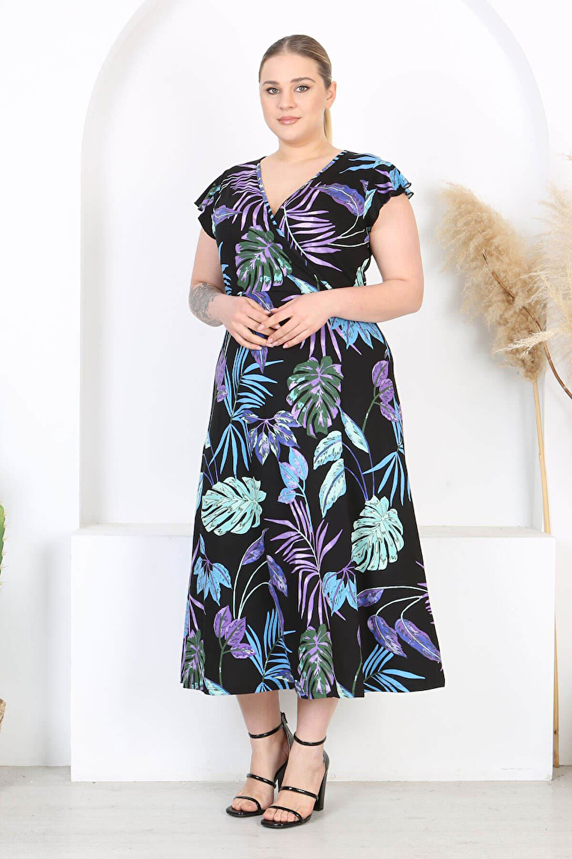 Kadın Mavi Mor Tropikal Desen Fırfır Kol Kruvaze Yaka Büyük Beden Maxi Elbise