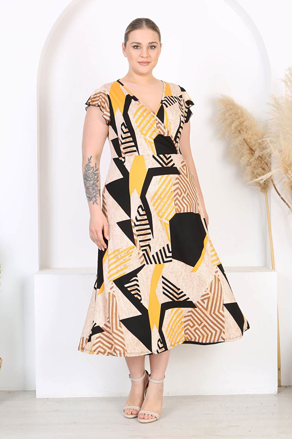 Kadın Sarı Siyah Geometrik Desen Fırfır Kol Kruvaze Yaka Büyük Beden Maxi Elbise