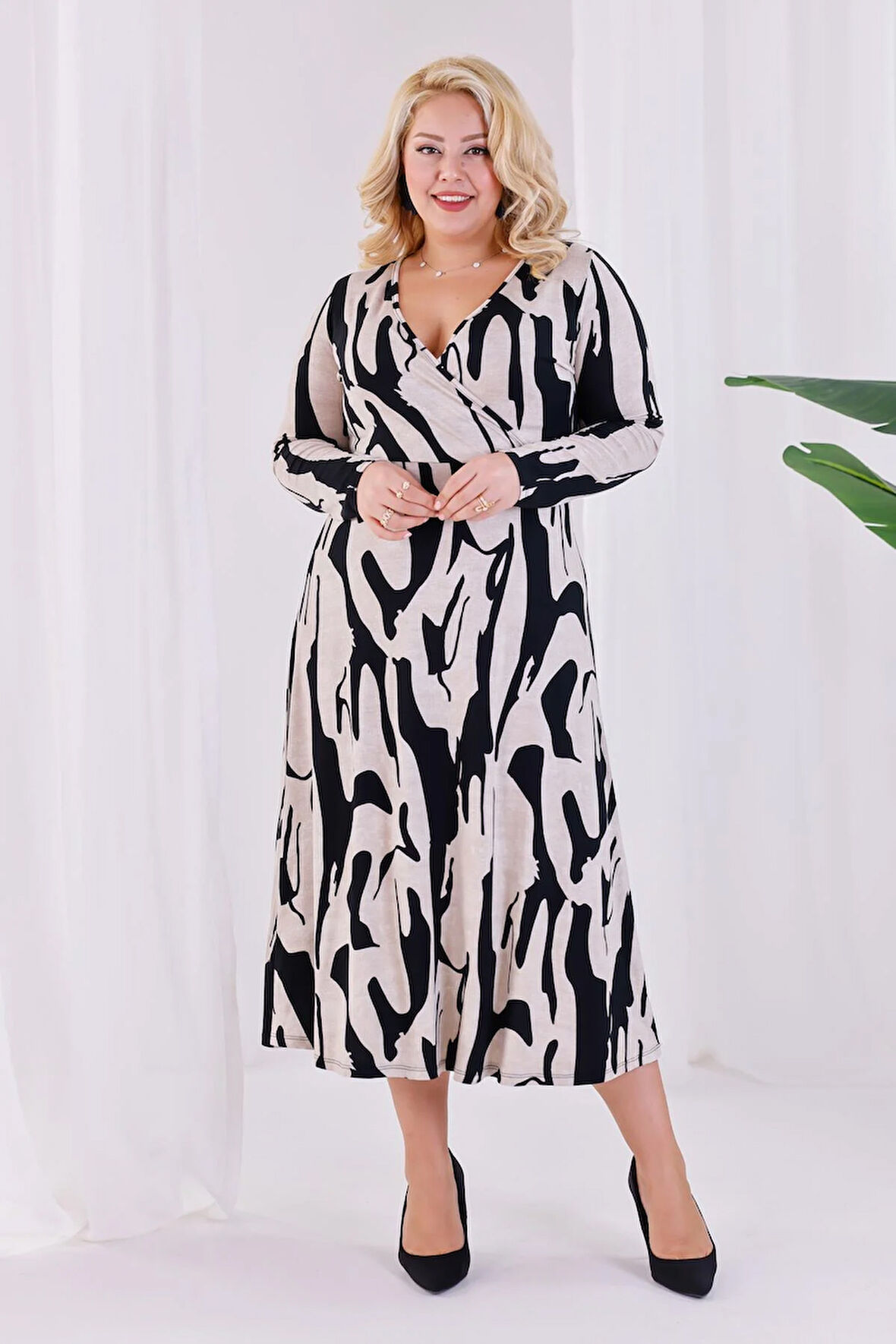 Kadın Bej Siyah Soyut Desen Kruvaze Yaka Büyük Beden Esnek Maxi Elbise