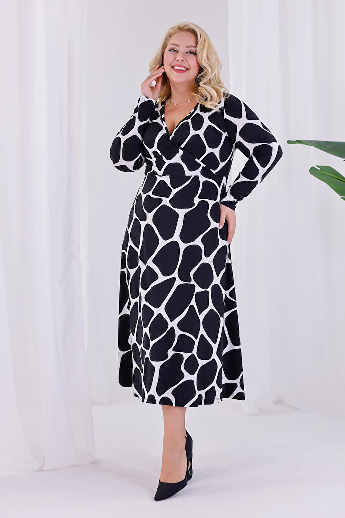 Kadın Siyah Beyaz Taş Desen Kruvaze Yaka Büyük Beden Esnek Maxi Elbise