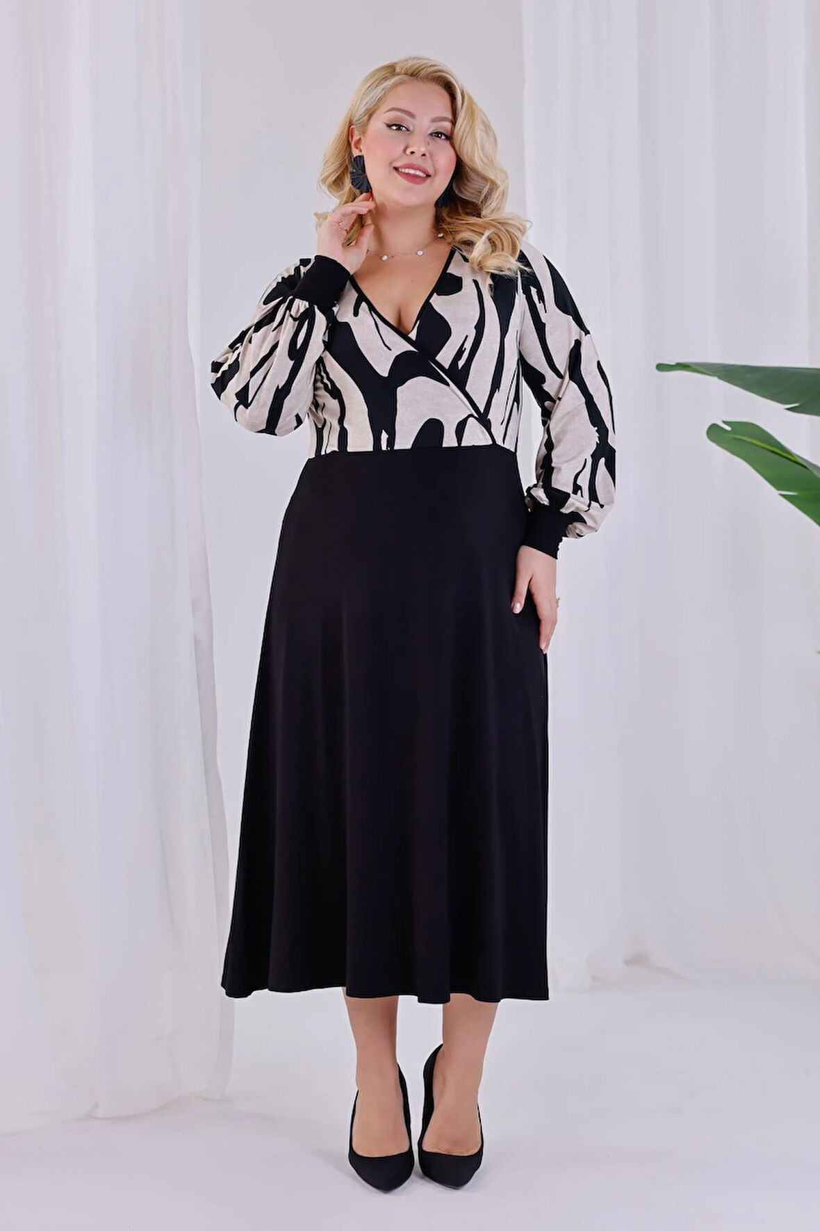 Kadın Bej Siyah Soyut Desen Bloklu Kruvaze Yaka Balon Kol Büyük Beden Esnek Maxi Elbise