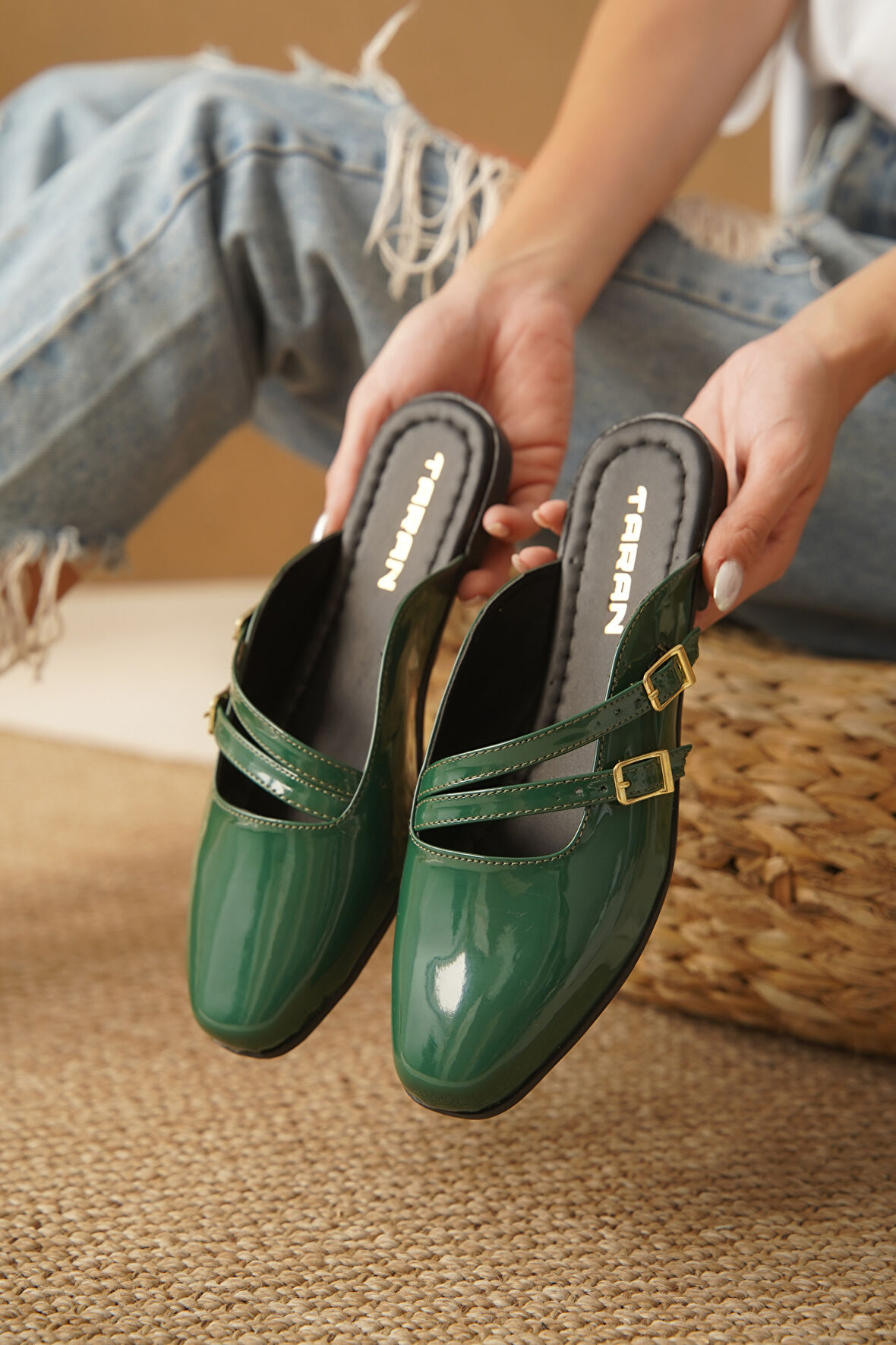 Kadın Terlik Çift Tokalı Burnu Kapalı Ortopedik Terlik Miya