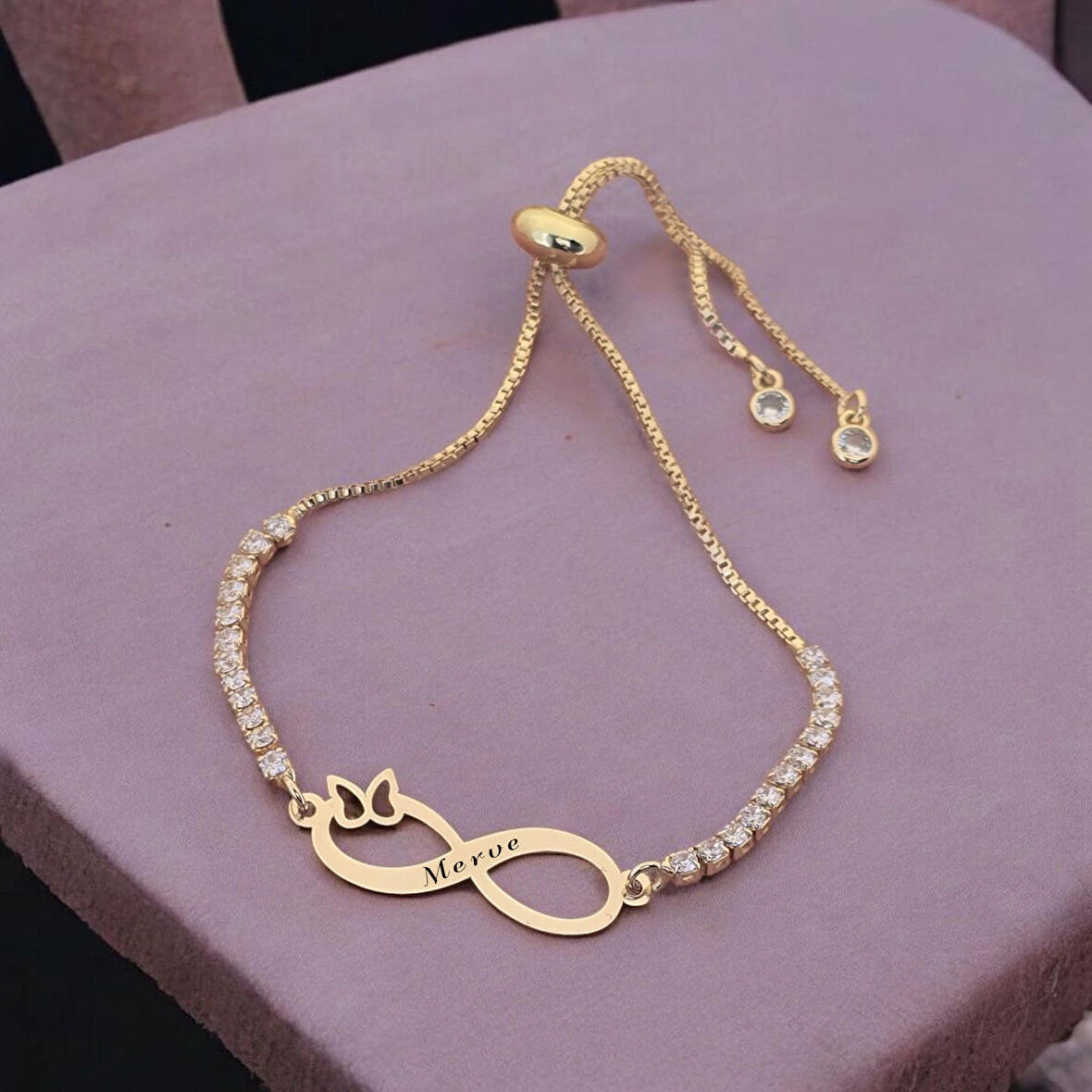 Parlak ve Asil Görünümlü, Sonsuzluk Kelebek Motifli 14 Ayar Altın Plakalı ve Beyaz Taşlı Merve Bilekliği