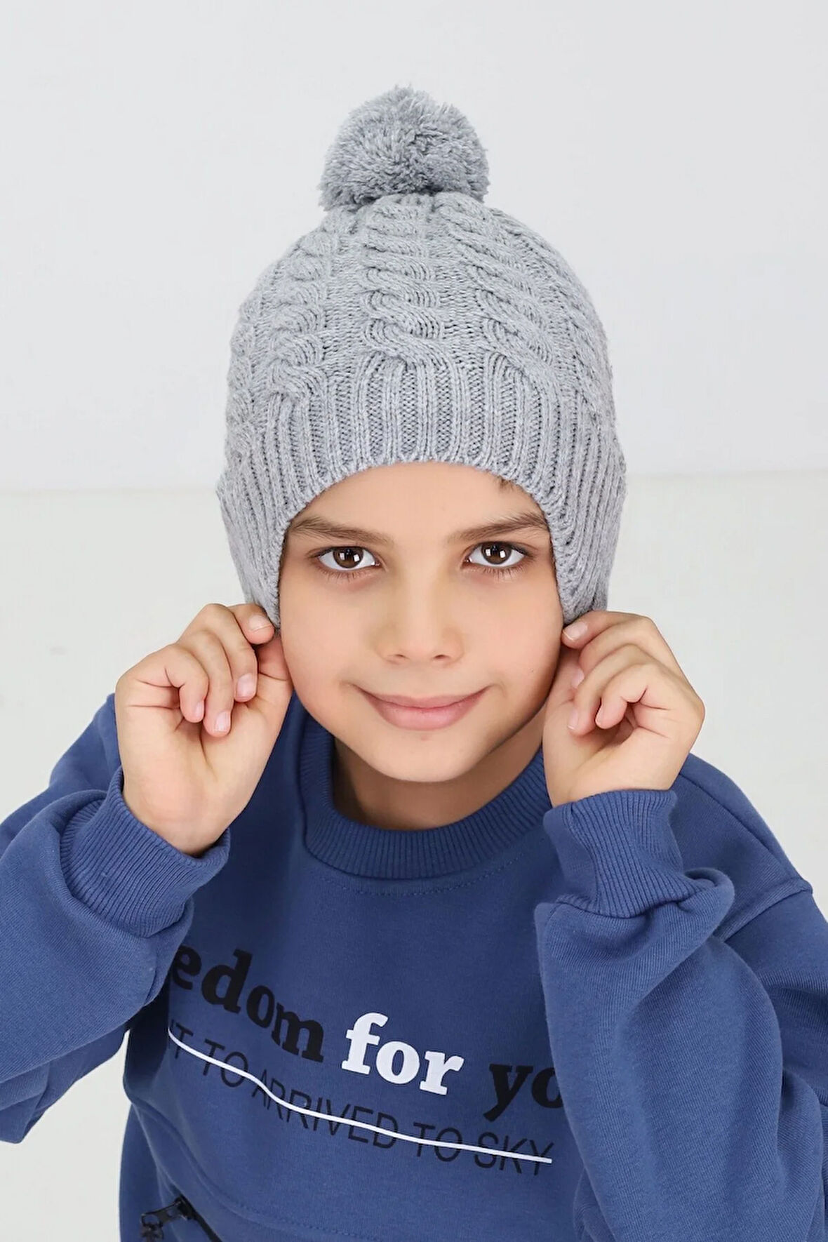 Minima Bebek Ponponlu Örgü Bere – Kulak Kapatmalı, Yumuşak ve Sıcak Tutucu Kışlık