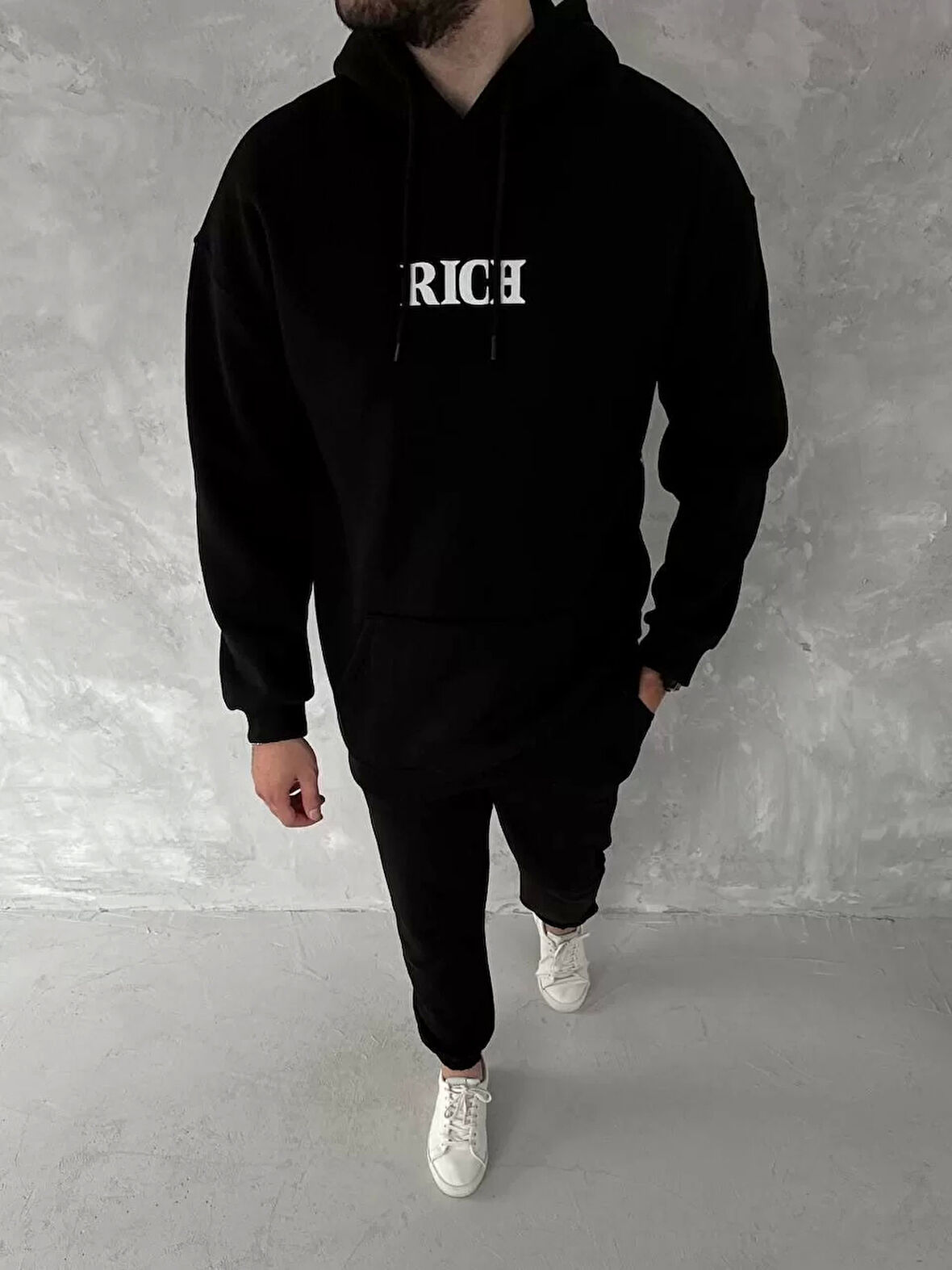 Uzun Kol Kapüşonlu Göğüs Baskılı SweatShirt - Siyah