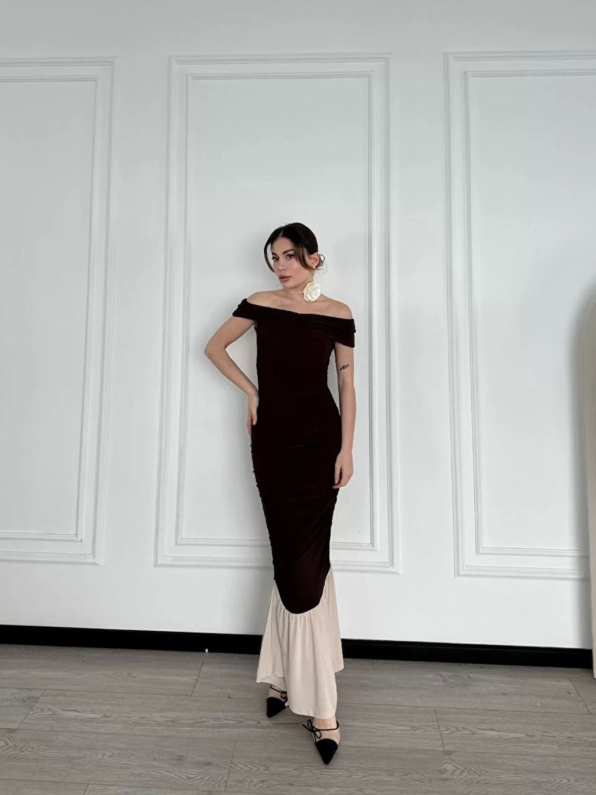 Striptiz Omuzlu Uzun Elbise- Kahve