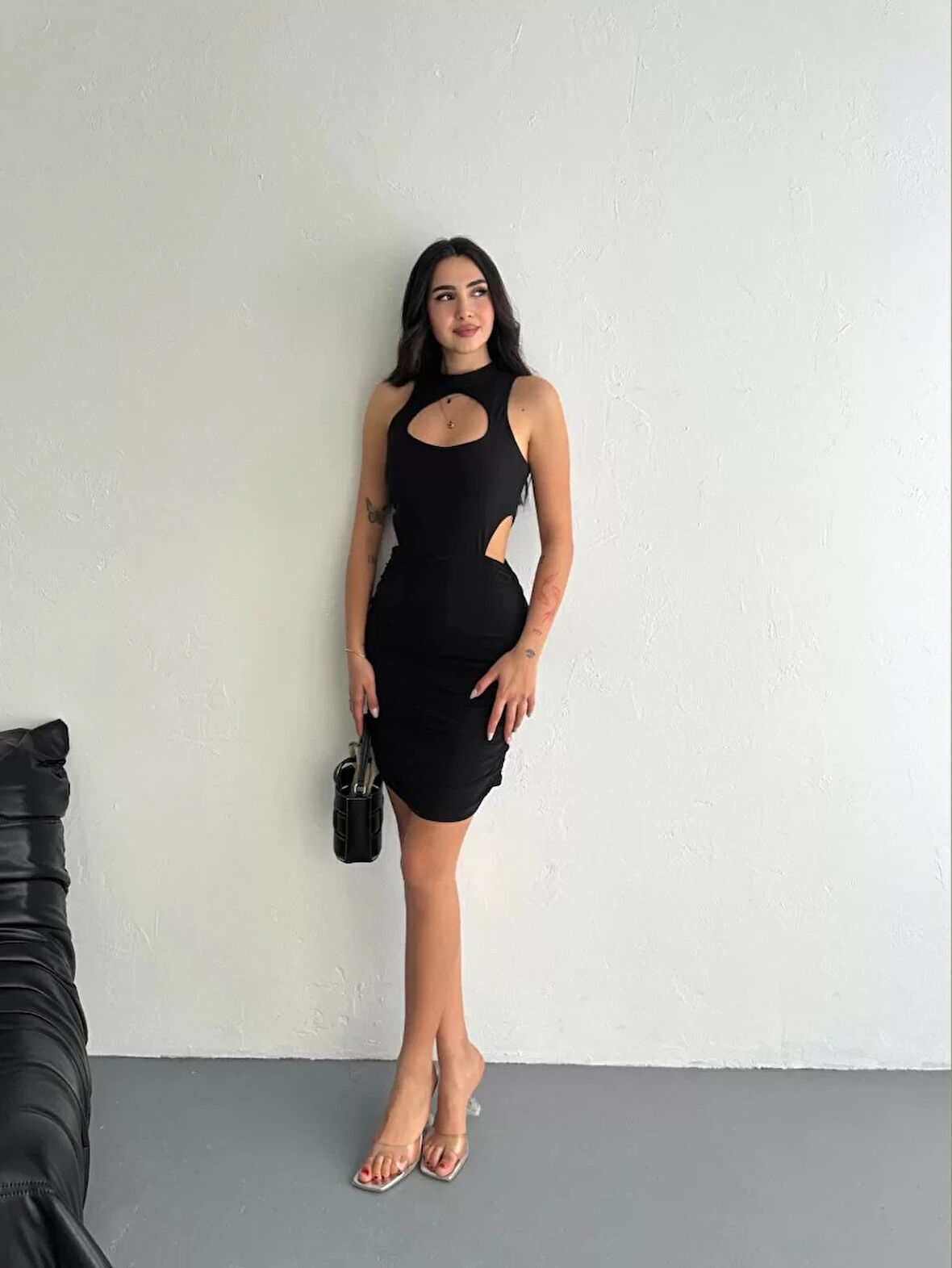 Göğüs ve Yanlar dekolteli Kolsuz Boy Elbise - Siyah