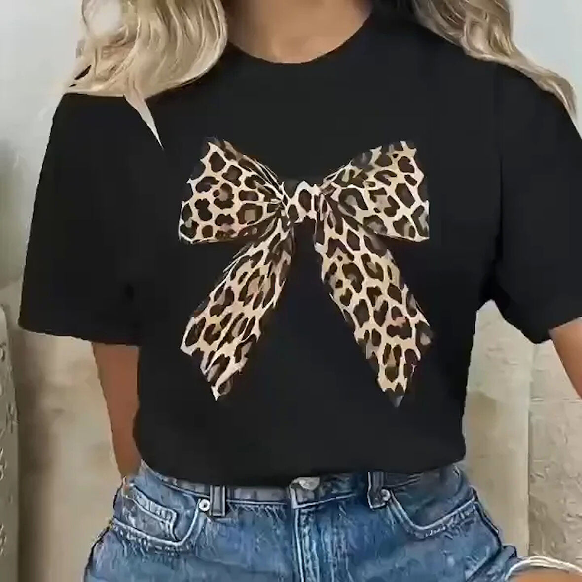 Leopar Desenli Fiyonklu Tişört - Rahat Polyester, Makinede Yıkanabilir, Bisiklet Yaka, Kadınlar için Yazlık Günlük Üst - Siyah