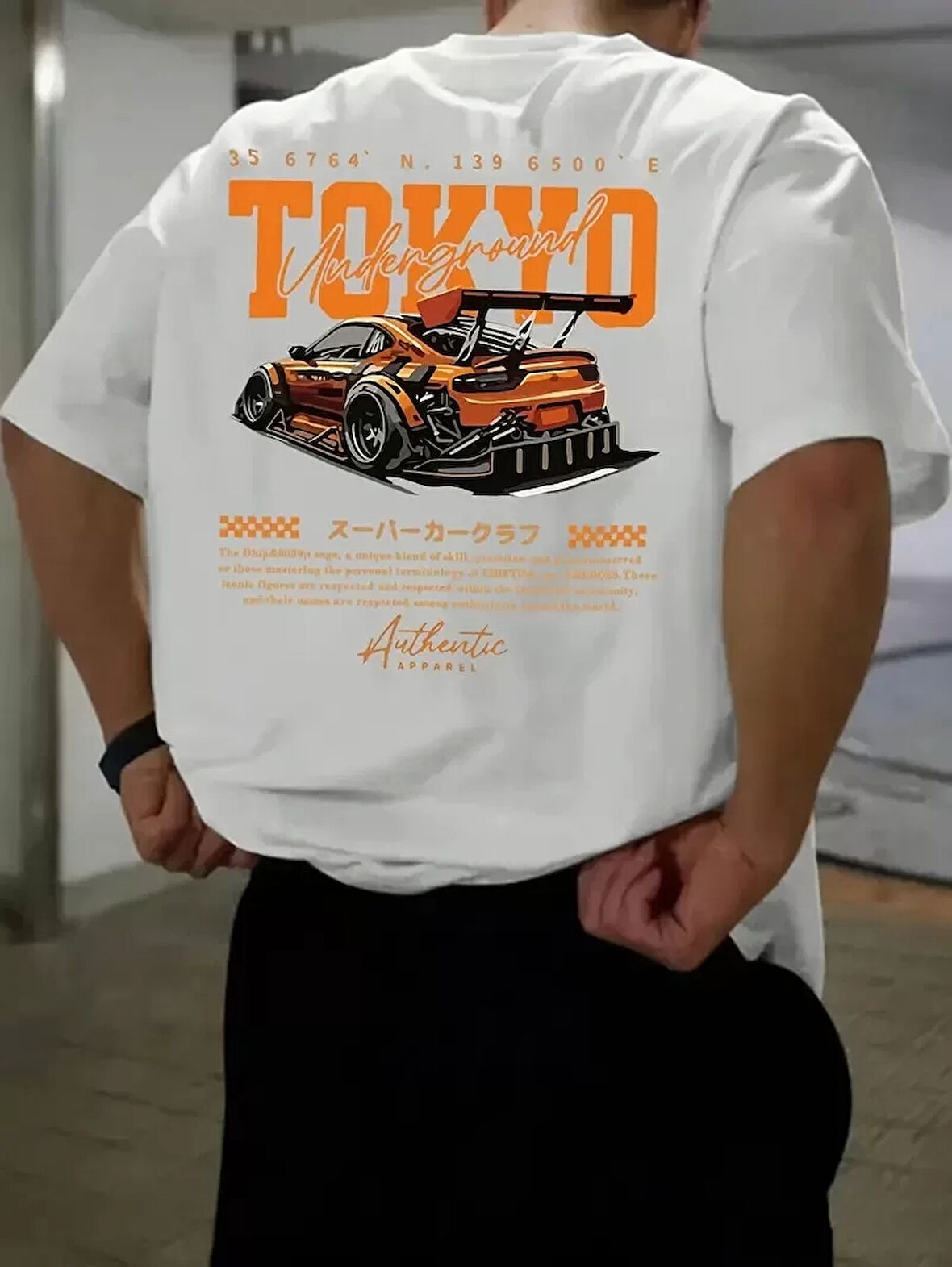 Erkek Turuncu Spor Araba Grafik Tişört - "TOKYO" Baskılı Günlük Oversize Kısa Kollu Tişört, Yetişkinler için Yazlık Giyim, Turuncu Araba Tasarımı - Beyaz