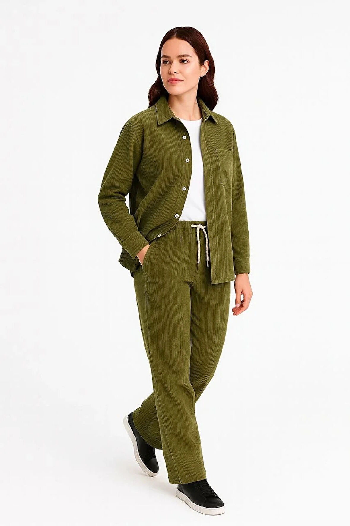 Kadın Kadife Oversize Takım – Gömlek ve Pantolon İkili Set Füme Corduroy Şıklığı, Rahat ve Zarif Duruş Yumuşak Dokulu Kadife Kumaş, Düğmeli Gömlek Üst ve Lastikli Pantolon Alt Parça ile Gün Boyu Konfor- haki
