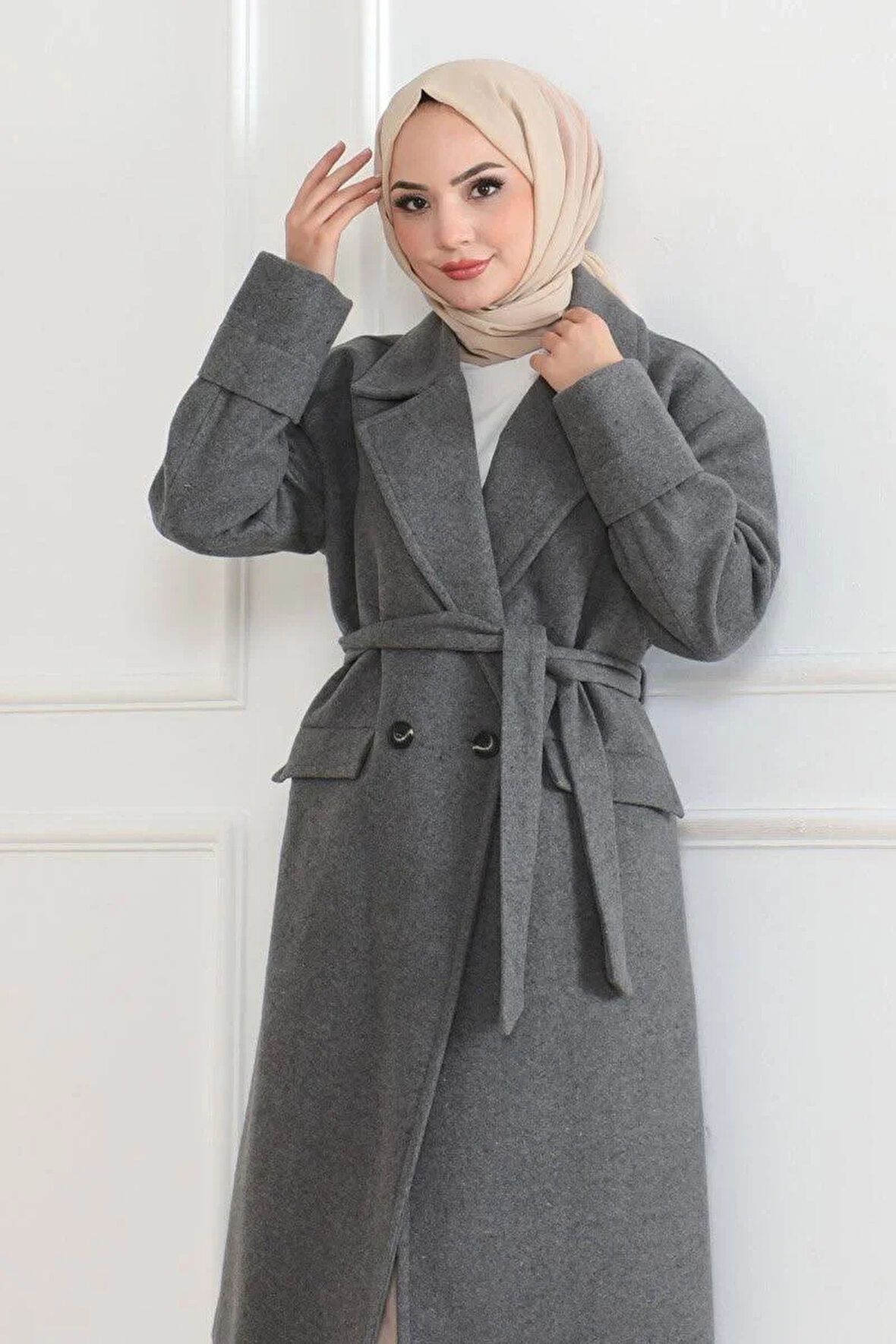Kadın Kaşe Kaban – Uzun Boy Kruvaze Yaka Kuşaklı Tesettür Kaşe Kışlık Kaban, Astarlı Şık Yünlü Dokuma Oversize Rahat Kalıp Cepli Düğmeli Modern Kap Modeli - Gri