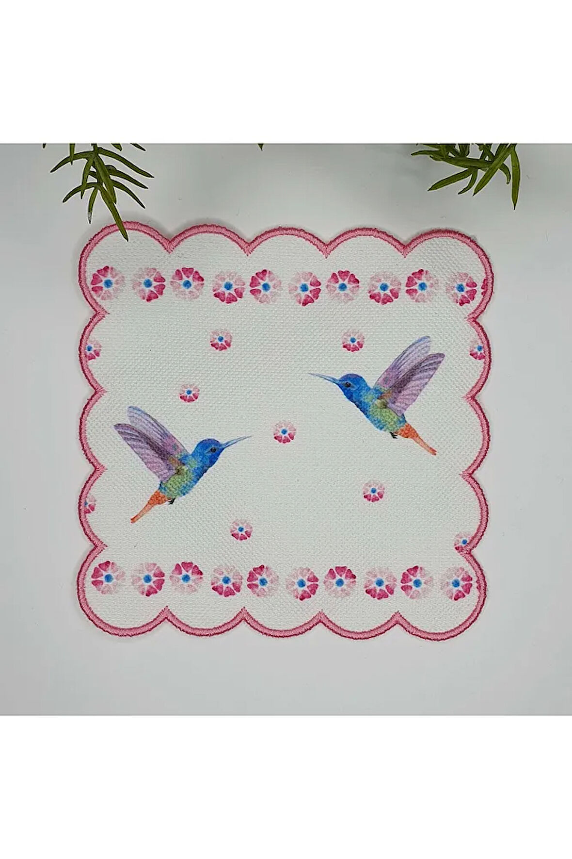 Sulu Boya Arı Kuşları ve Pembe Çiçek Desenli Nakış Kenar Kumaş Kokteyl Peçetesi 1 Adet