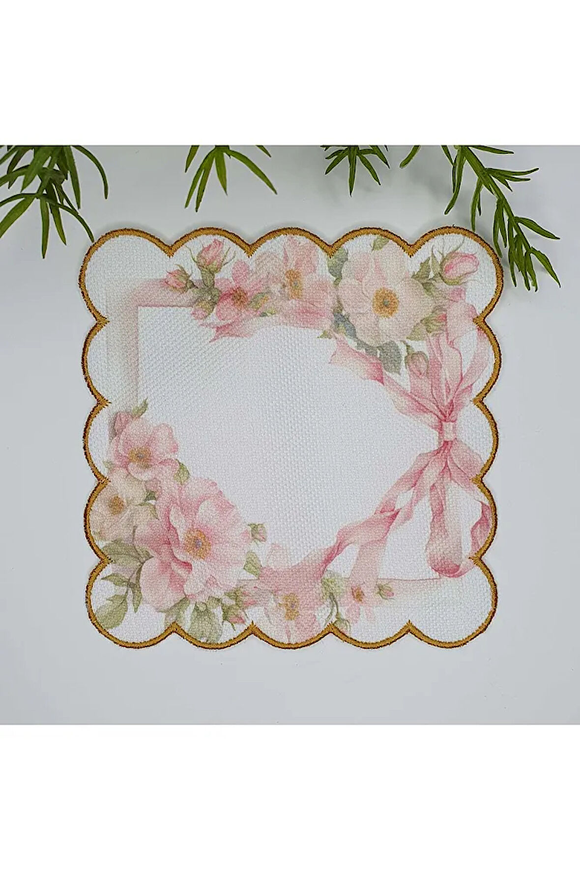 Romantik Pastel Çiçekler ve Kurdele Desenli Nakış Kenar Yıkanabilir Kokteyl Peçetesi 1 Adet