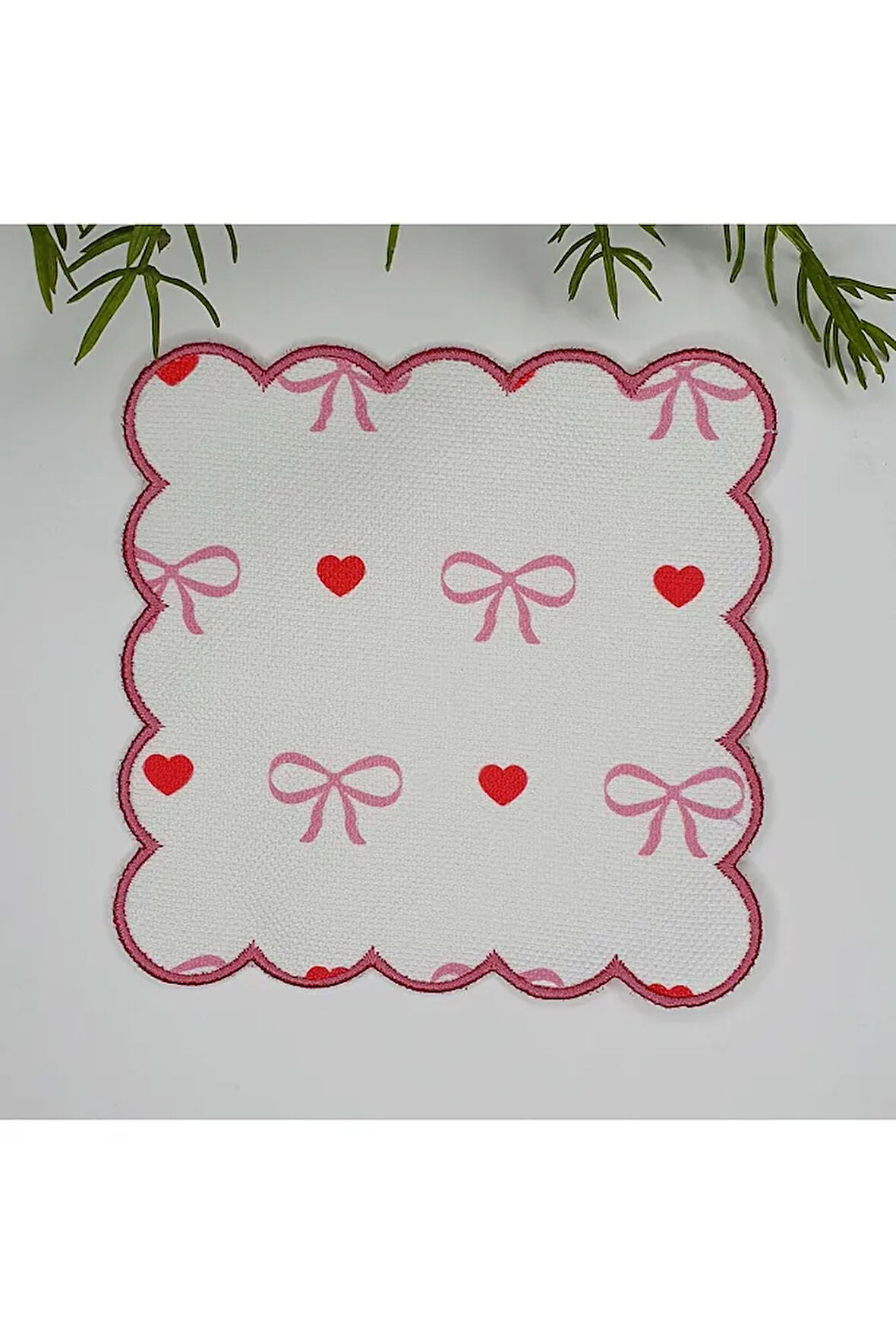 Romantik Fiyonk ve Kalp Desenli Nakış Kenar Kokteyl Peçetesi 1 Adet