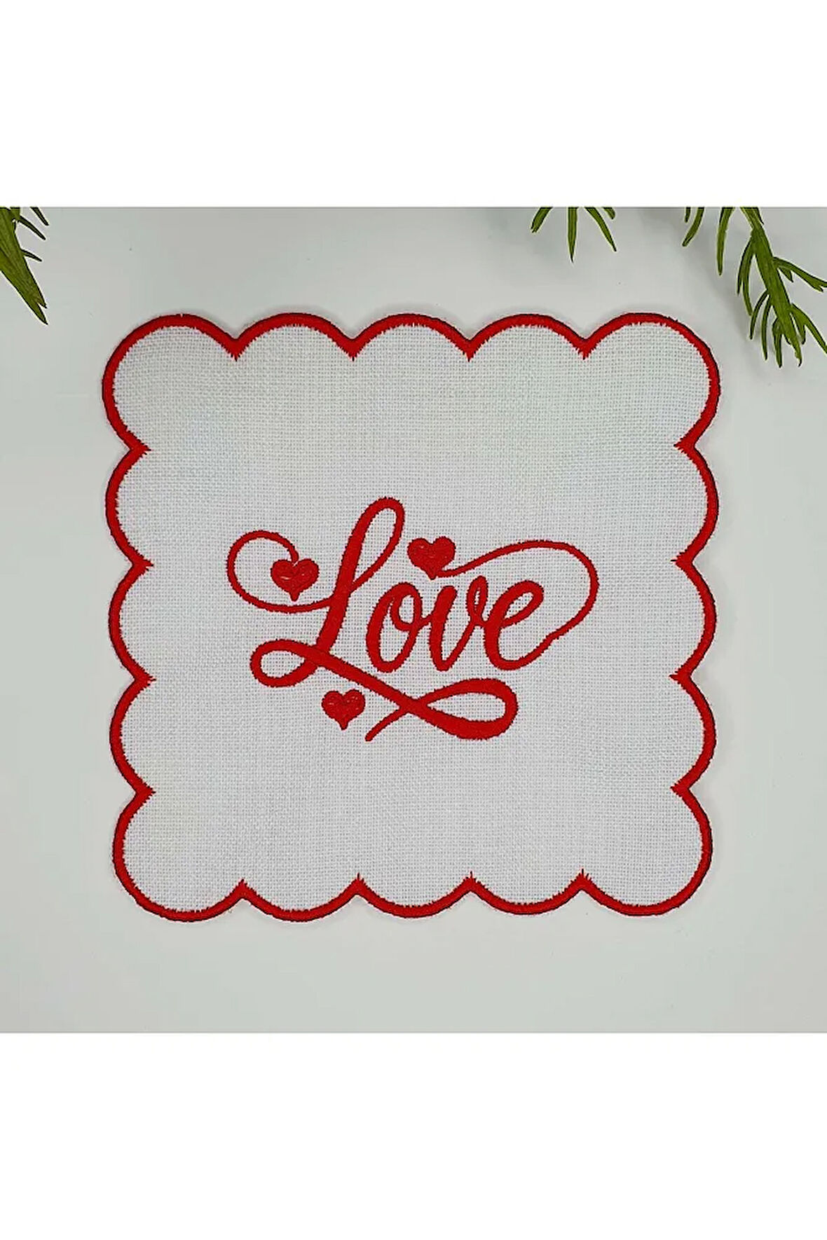 Kırmızı Love Yazılı Kalp Tasarımlı Nakışlı Kumaş Kokteyl Peçetesi 1 Adet