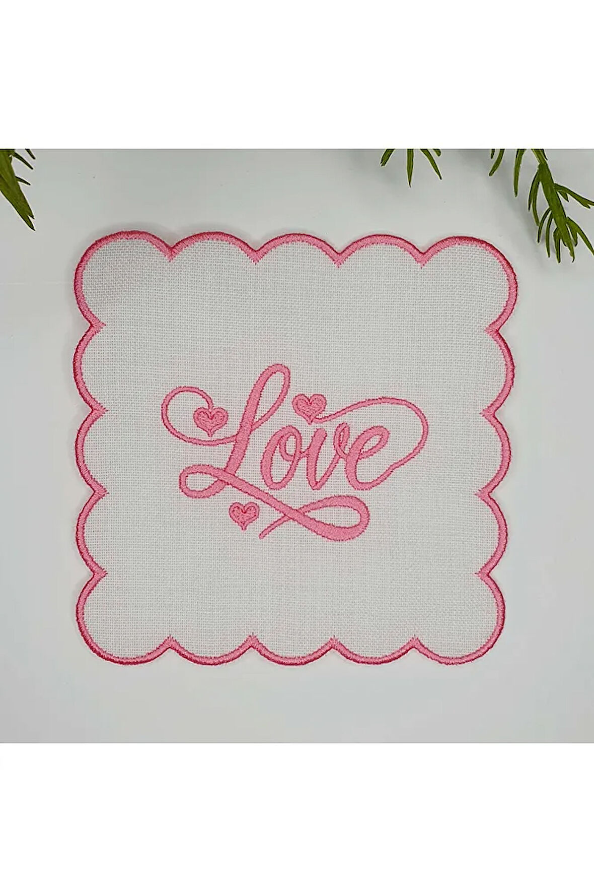 Pembe Love Yazılı Kalp Tasarımlı Nakışlı Kumaş Kokteyl Peçetesi 1 Adet