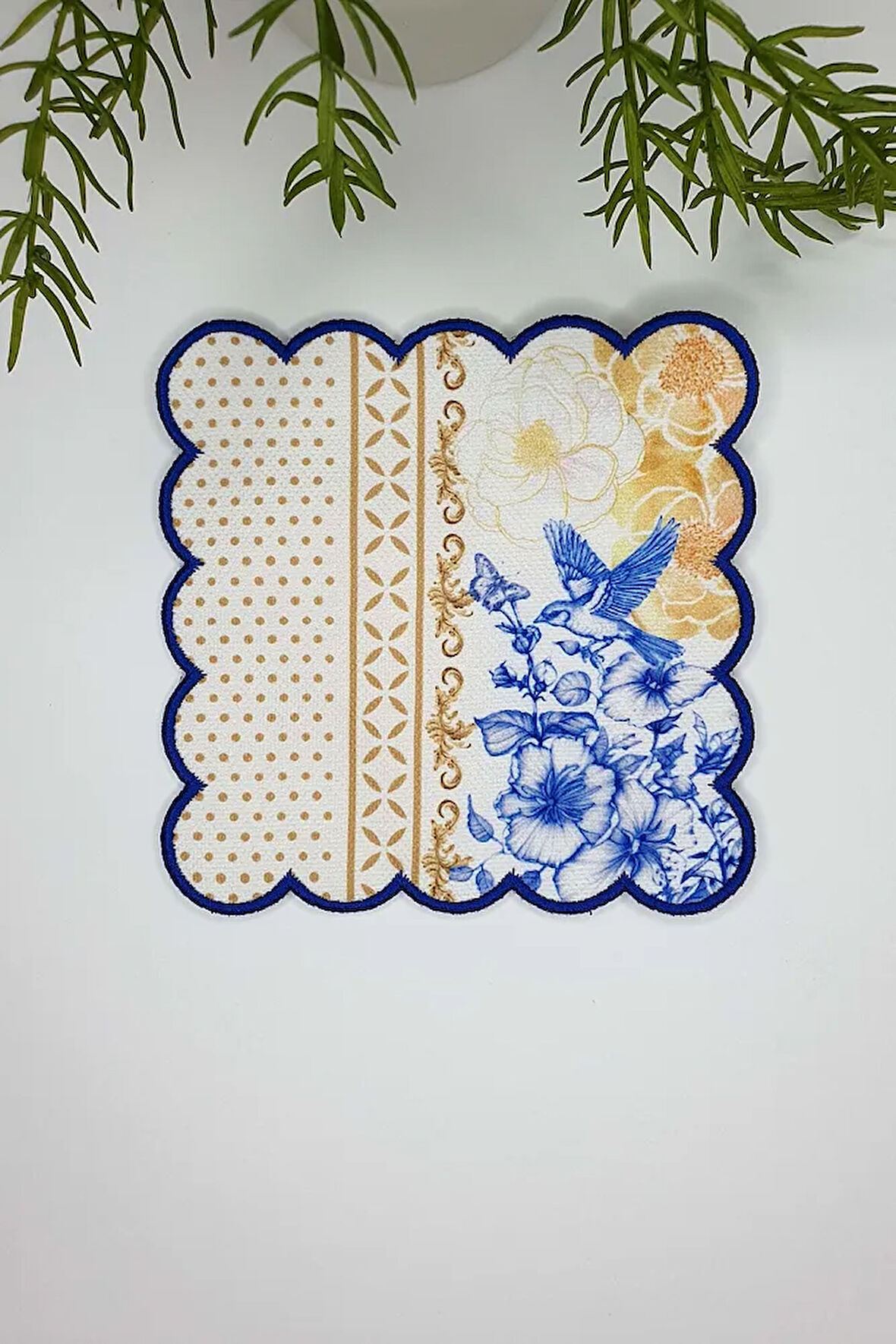 Royal White Uyumlu Çiçek ve Kuş Desenli Saks Nakış Kenar Kumaş Kokteyl Peçetesi 1 Adet