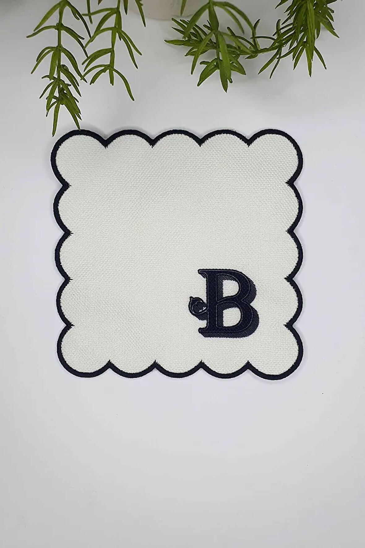 B Harfi Minimal Monogramlı Siyah Nakış Kenarlı Beyaz Kokteyl Peçetesi 1 Adet