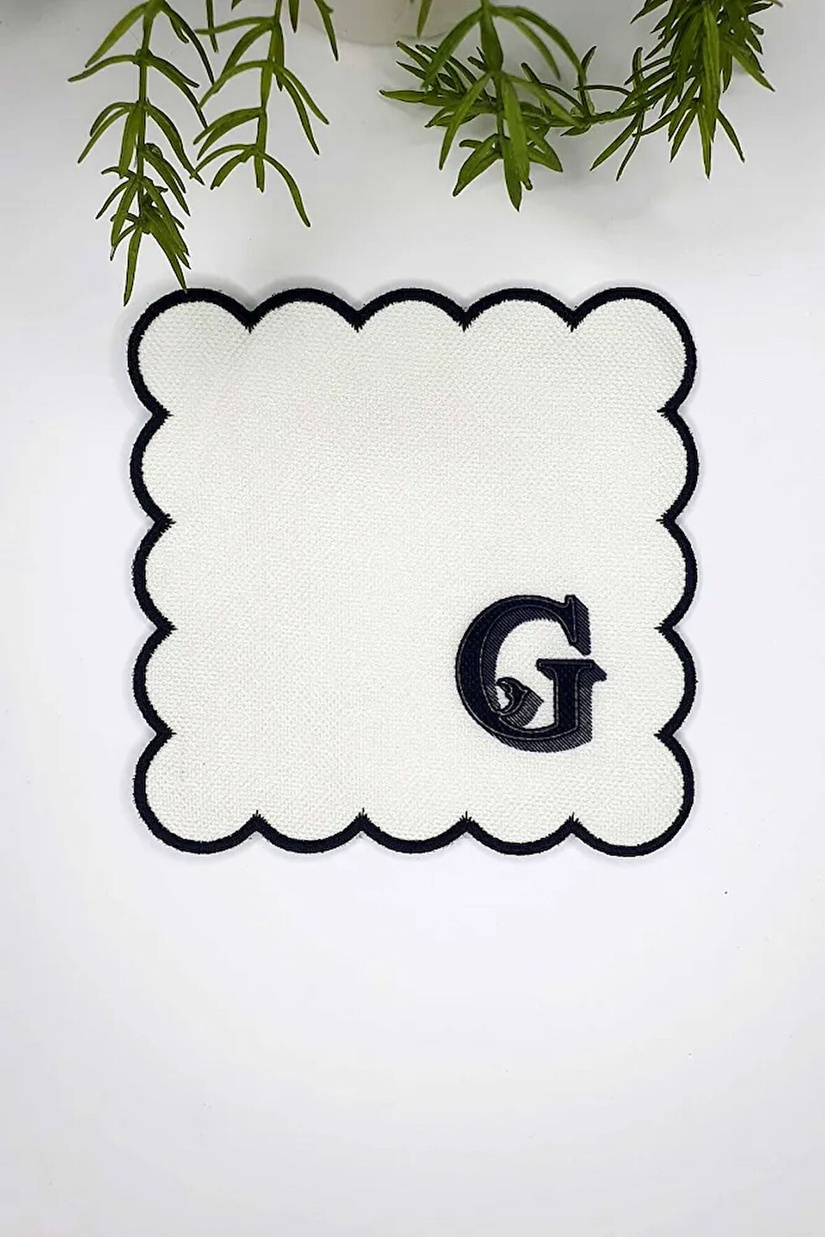 G Harfi Minimal Monogramlı Siyah Nakış Kenarlı Beyaz Kokteyl Peçetesi 1 Adet
