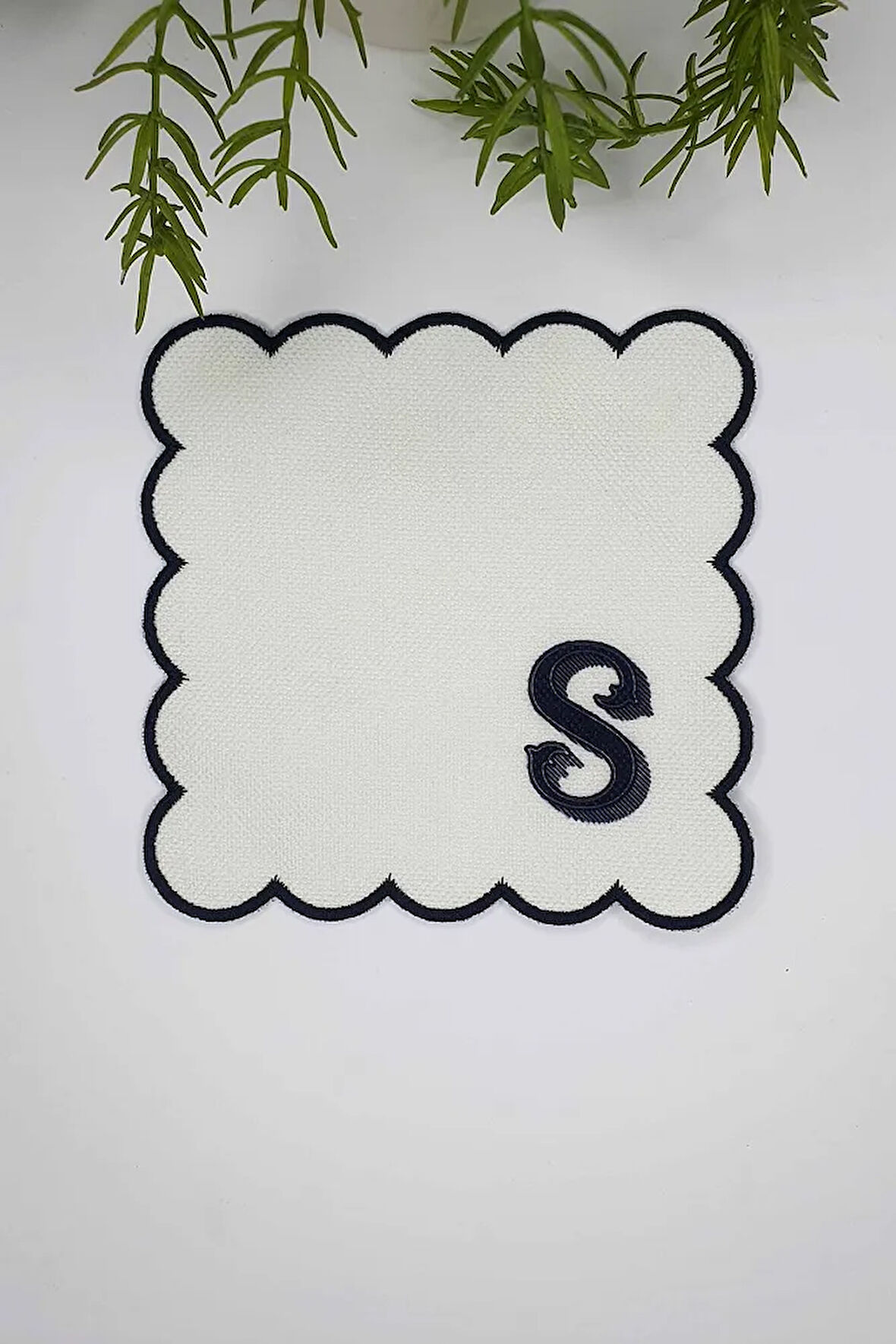 S Harfi Minimal Monogramlı Siyah Nakış Kenarlı Beyaz Kokteyl Peçetesi 1 Adet