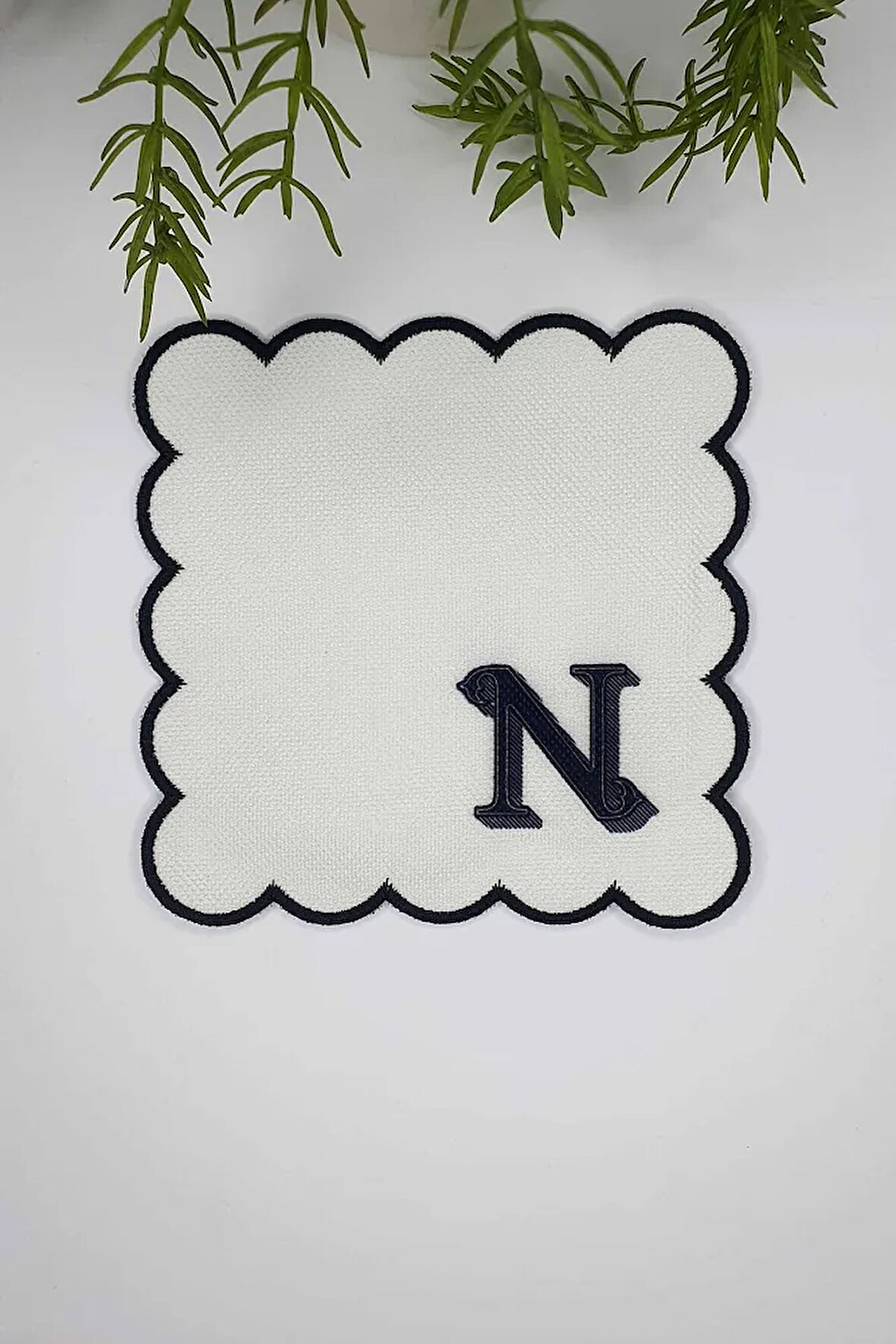 N Harfi Minimal Monogramlı Siyah Nakış Kenarlı Beyaz Kokteyl Peçetesi 1 Adet