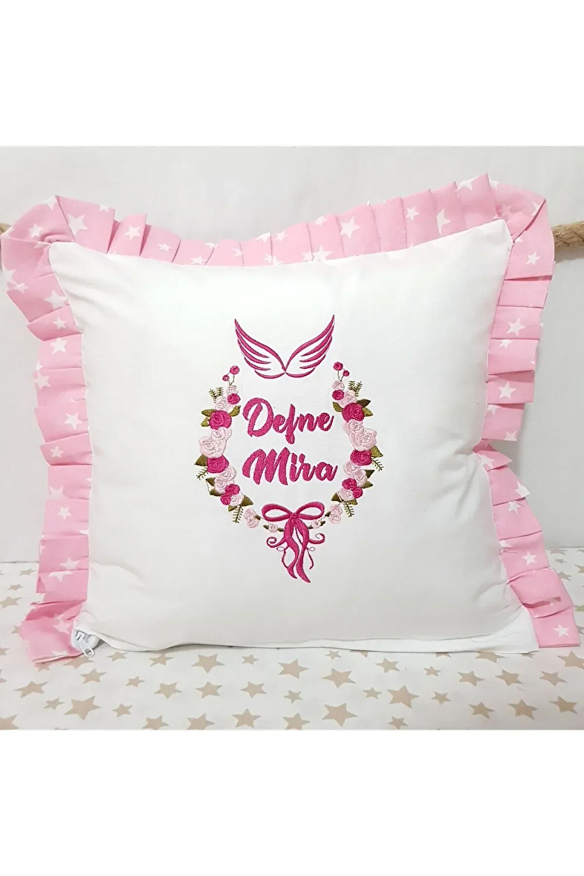 40x40 Cm Fırfırlı Nakışlı Kırlent Bebek İsimli Takı Yastığı İçi Dolgulu