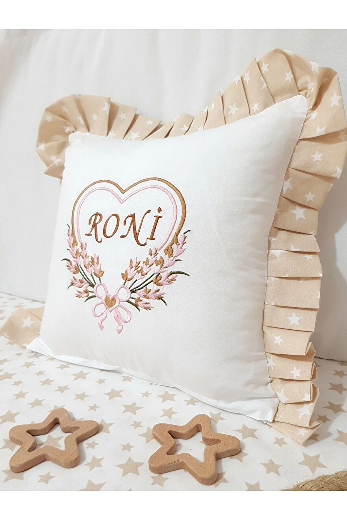 40x40 cm Fırfırlı Nakışlı Kırlent Bebek İsimli Takı Yastığı İçi Dolgulu Kahverengi C4